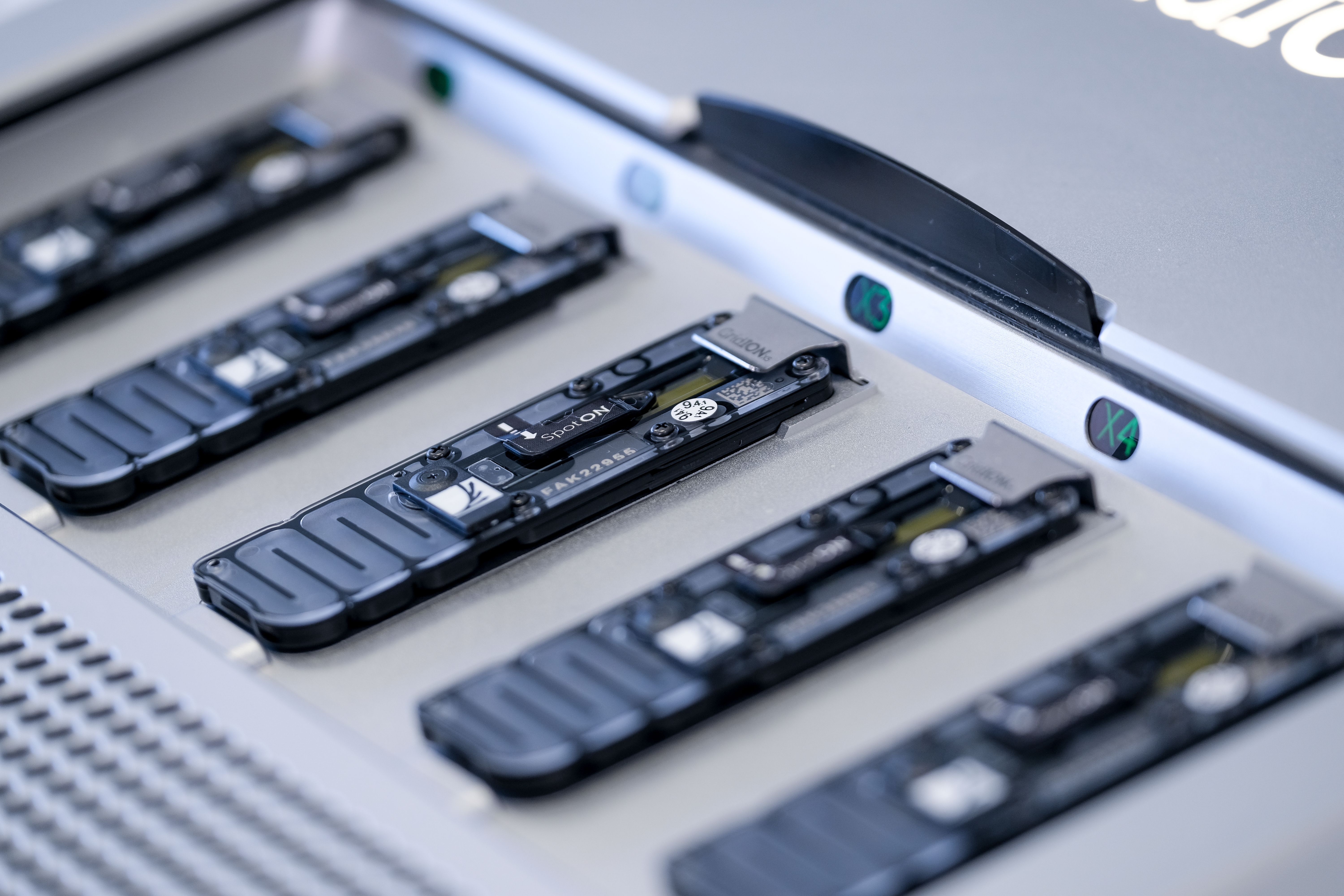 GridION_X5_detail_open_flow_cellsx5_2