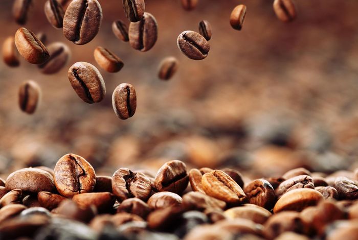 A chromosome-scale assembly reveals chromosomal aberrations and exchanges generating genetic diversity in *Coffea arabica* germplasm