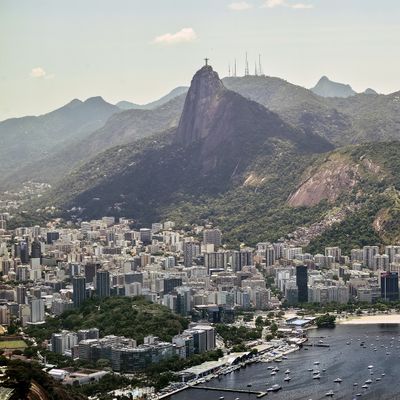 Evolution and epidemic spread of SARS-CoV-2 in Brazil