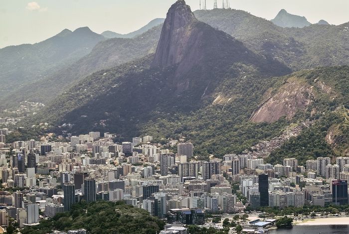 Evolution and epidemic spread of SARS-CoV-2 in Brazil