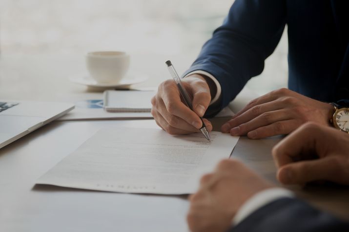 Vertragsgestaltung & Verhandlung