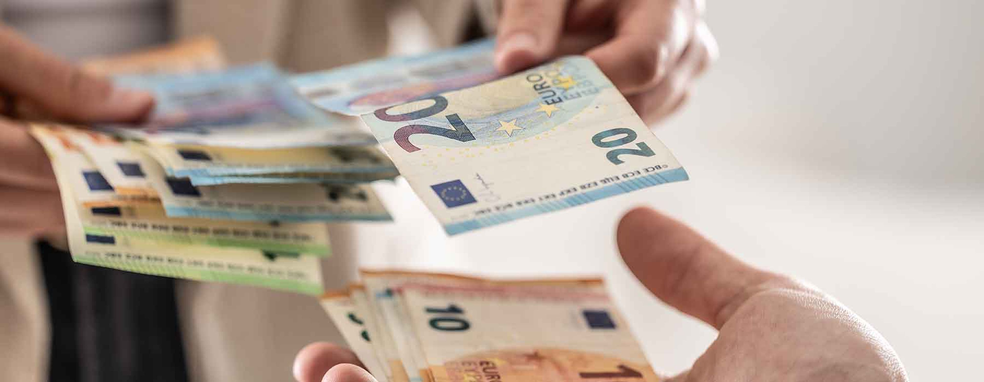 Wynagrodzenie w euro czy złotówkach – wypłata pensji unijnej walucie