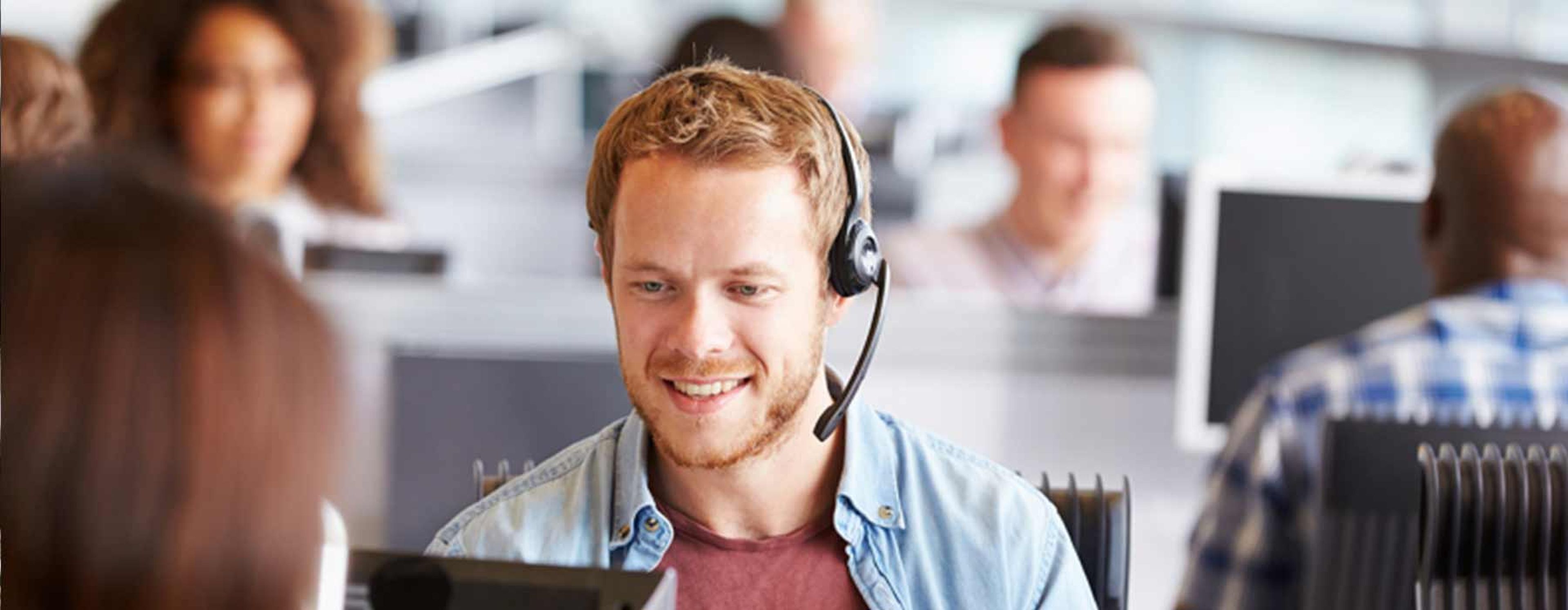 Telefoniczny doradca klienta w call center – jak wygląda praca?