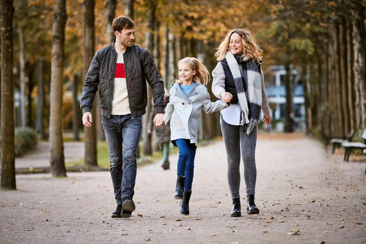Eine kleine Familie geht im Herbst spazieren