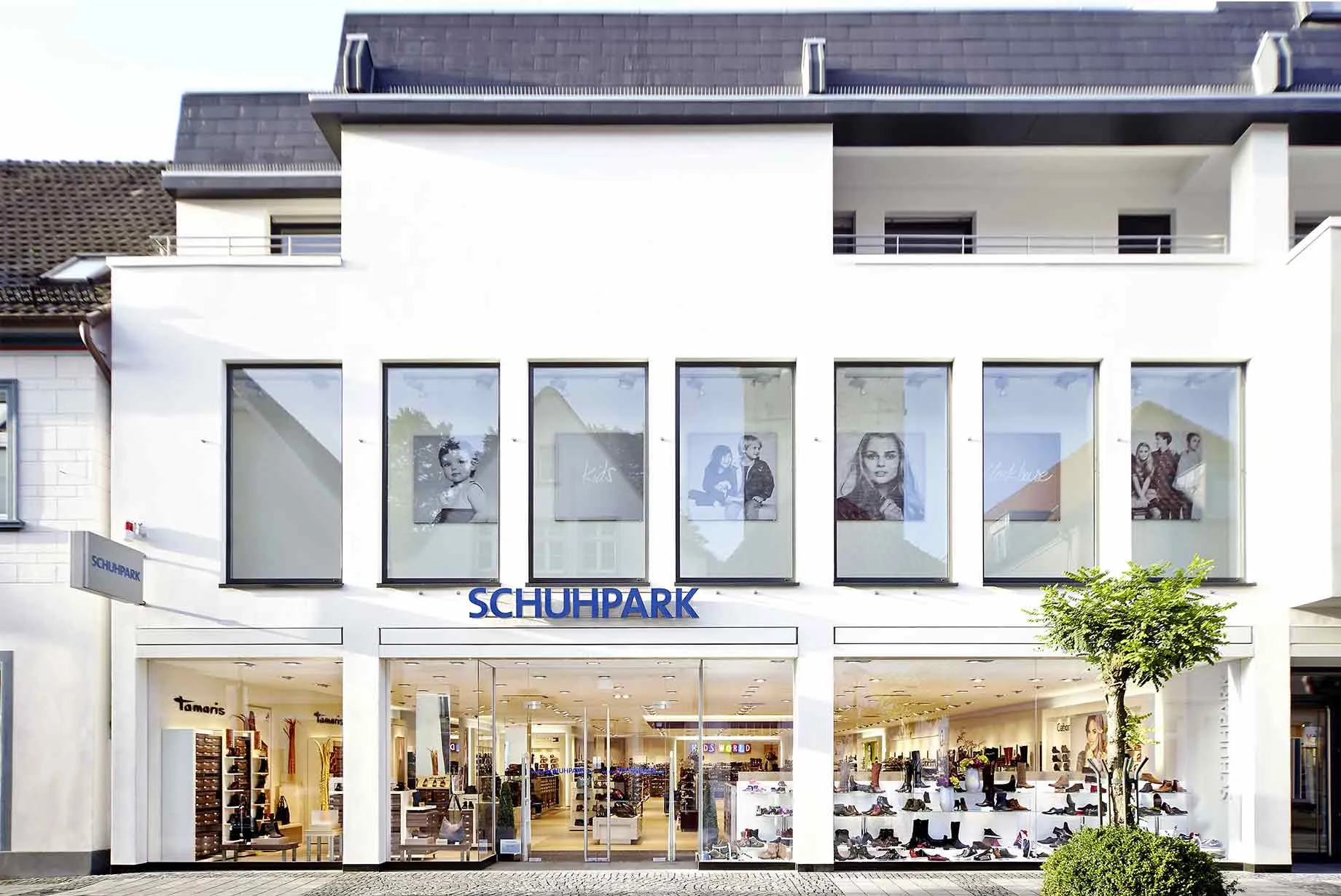 Schuhpark Filialen mit ansprechenden Schuhen im Schaufenster