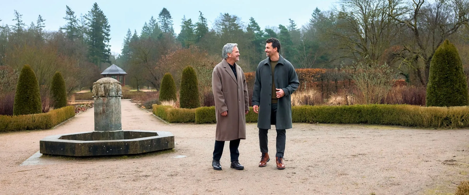 Schuhpark Herren beim Herbstspaziergang im Park