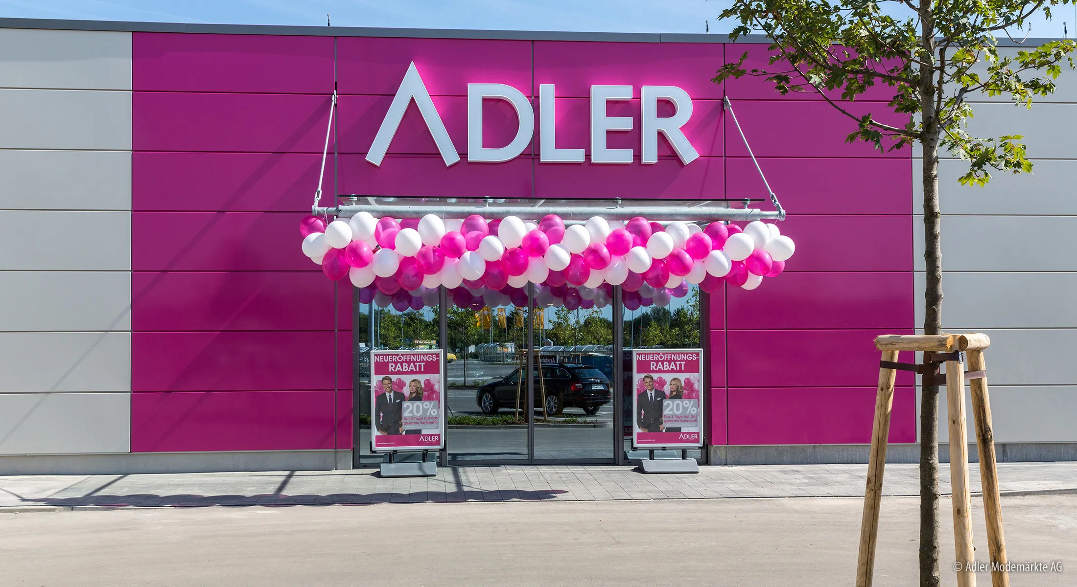 Eine ADLER Filiale von außen