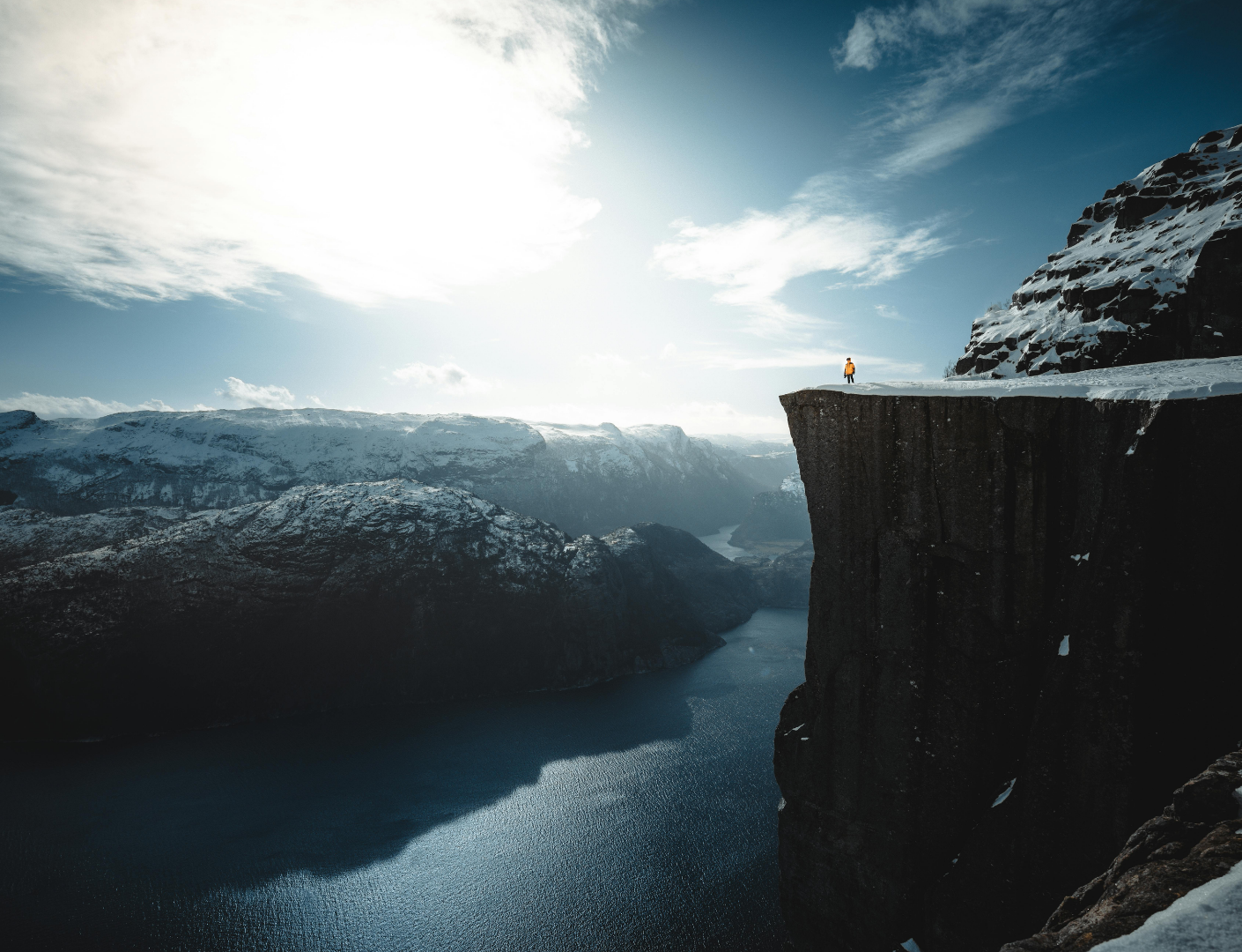 hoge klif met bewolkte lucht
