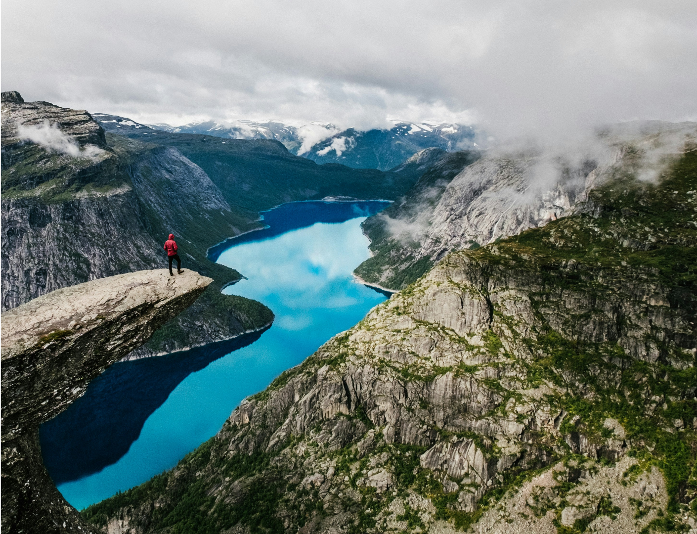 uitzichtpunt boven blauw meer