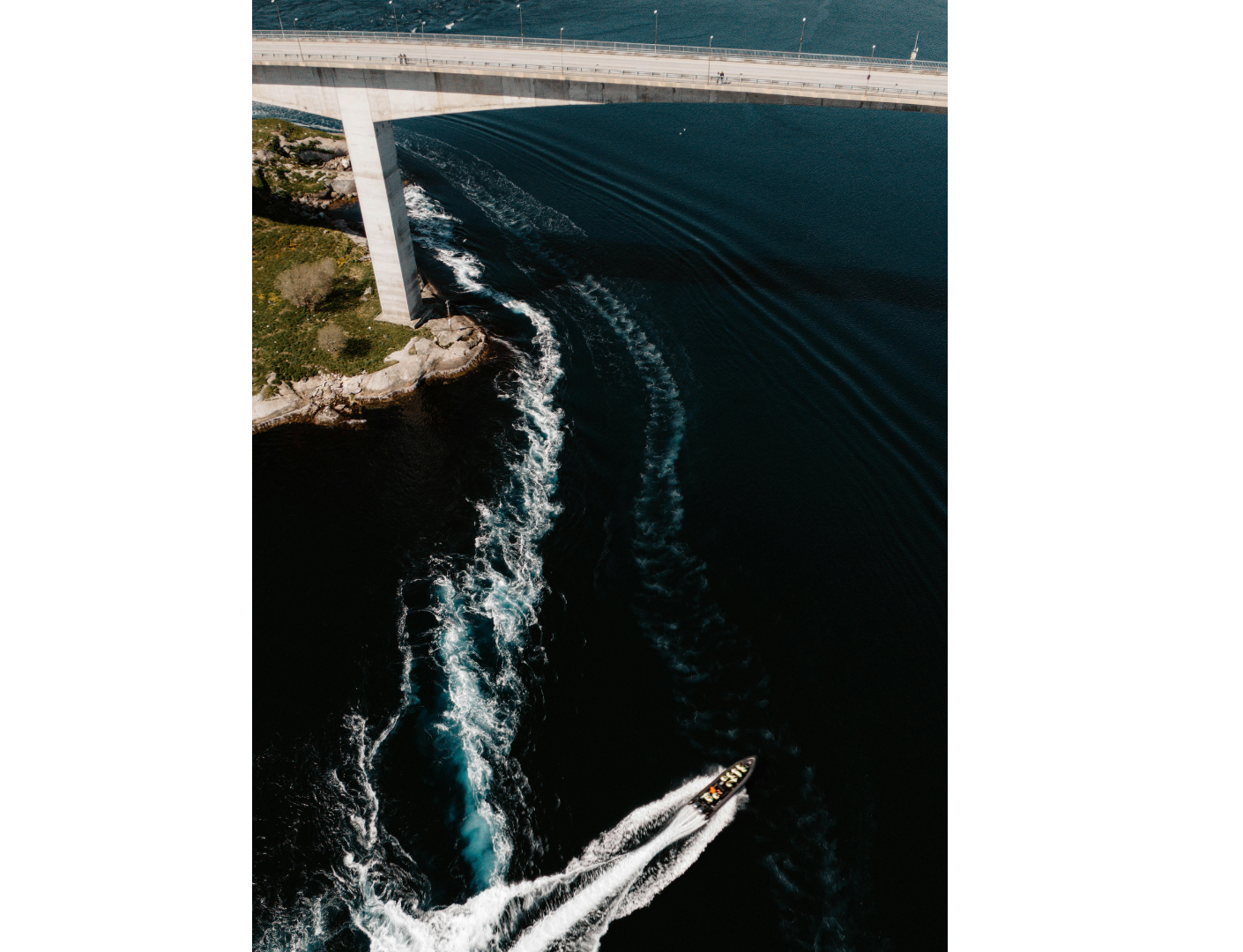 sterke stroming onder brug