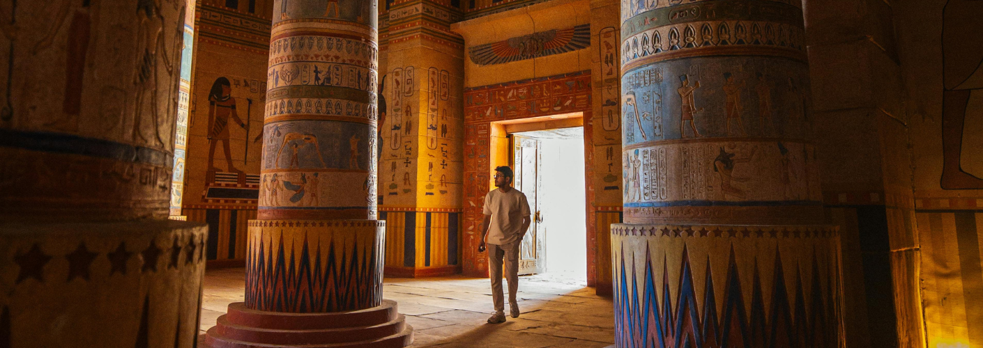 Een toerist kijkt zijn ogen uit in Egypte