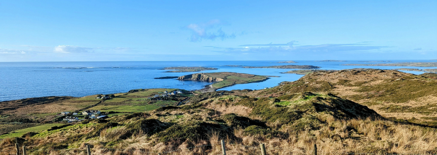 Uitzicht op groen land wat omringd is door zee