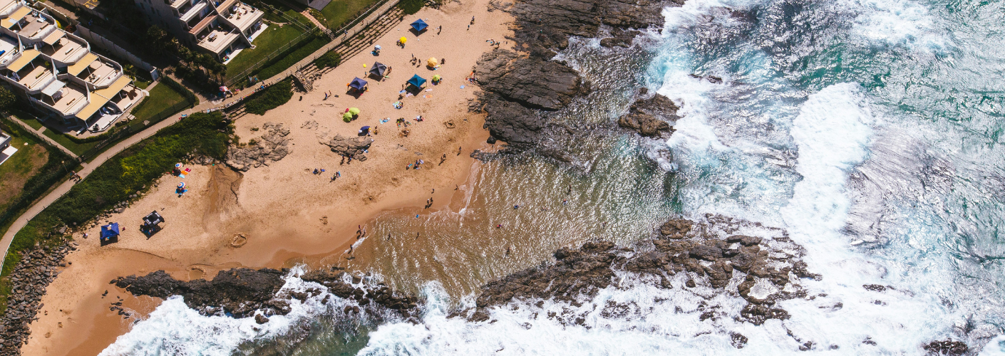 Een prachtig strand met helder blauw water