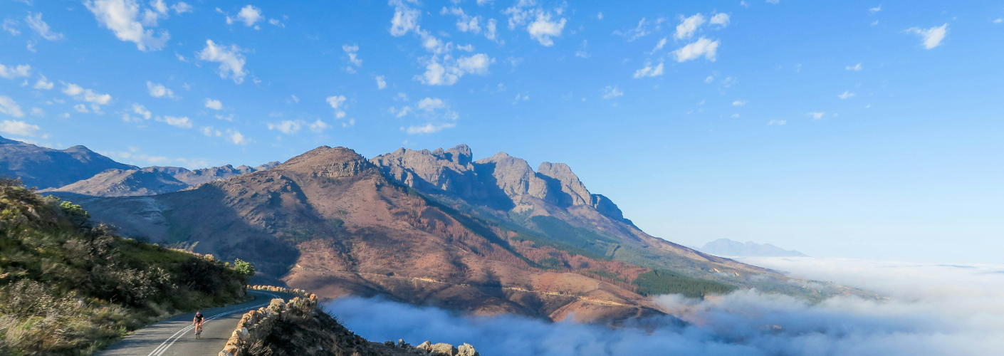 Een autoweg door de bergen van zuid-afrika heen