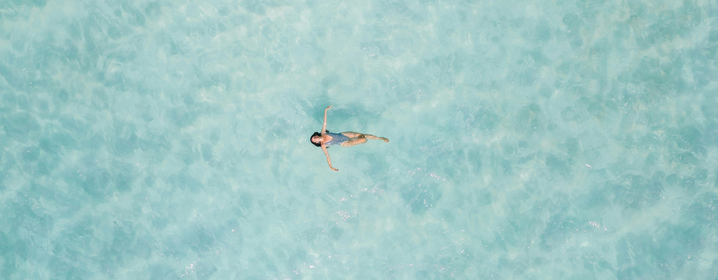 pachtig blauw water en vrouw