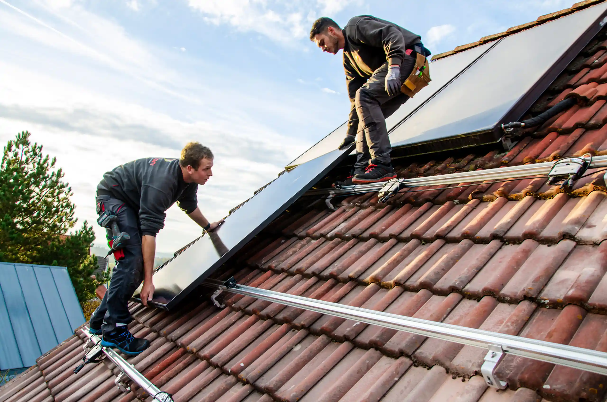 Viracon Mitarbeiter befestigen ein Photovoltaikmodul