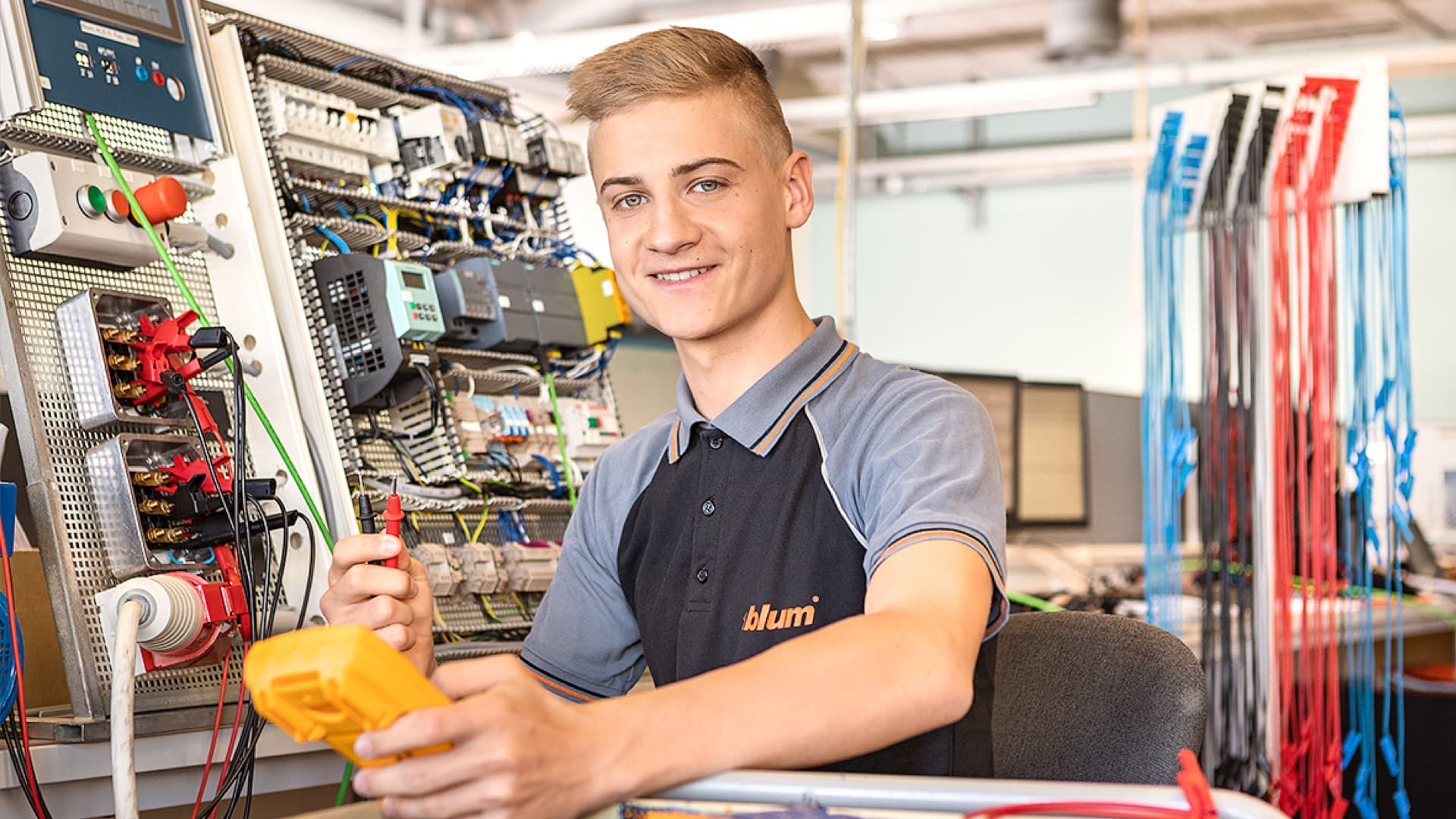 Das Bild zeigt einen Dualen Akademikern bei Blum am Lernen im Bereich Elektrotechnik