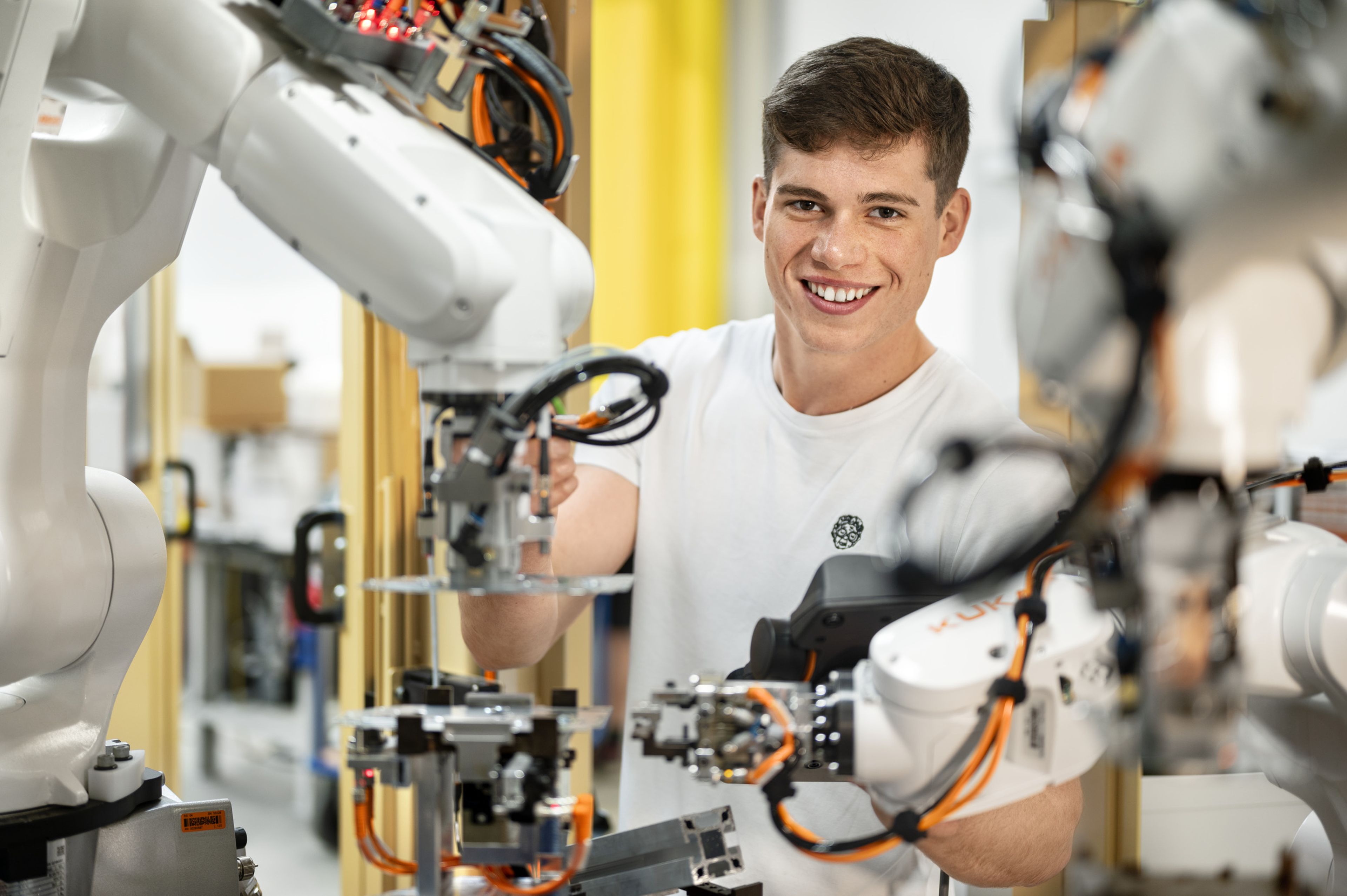 Das Bild zeigt einen dualen Studenten in der Praxisausbildung bei Blum.