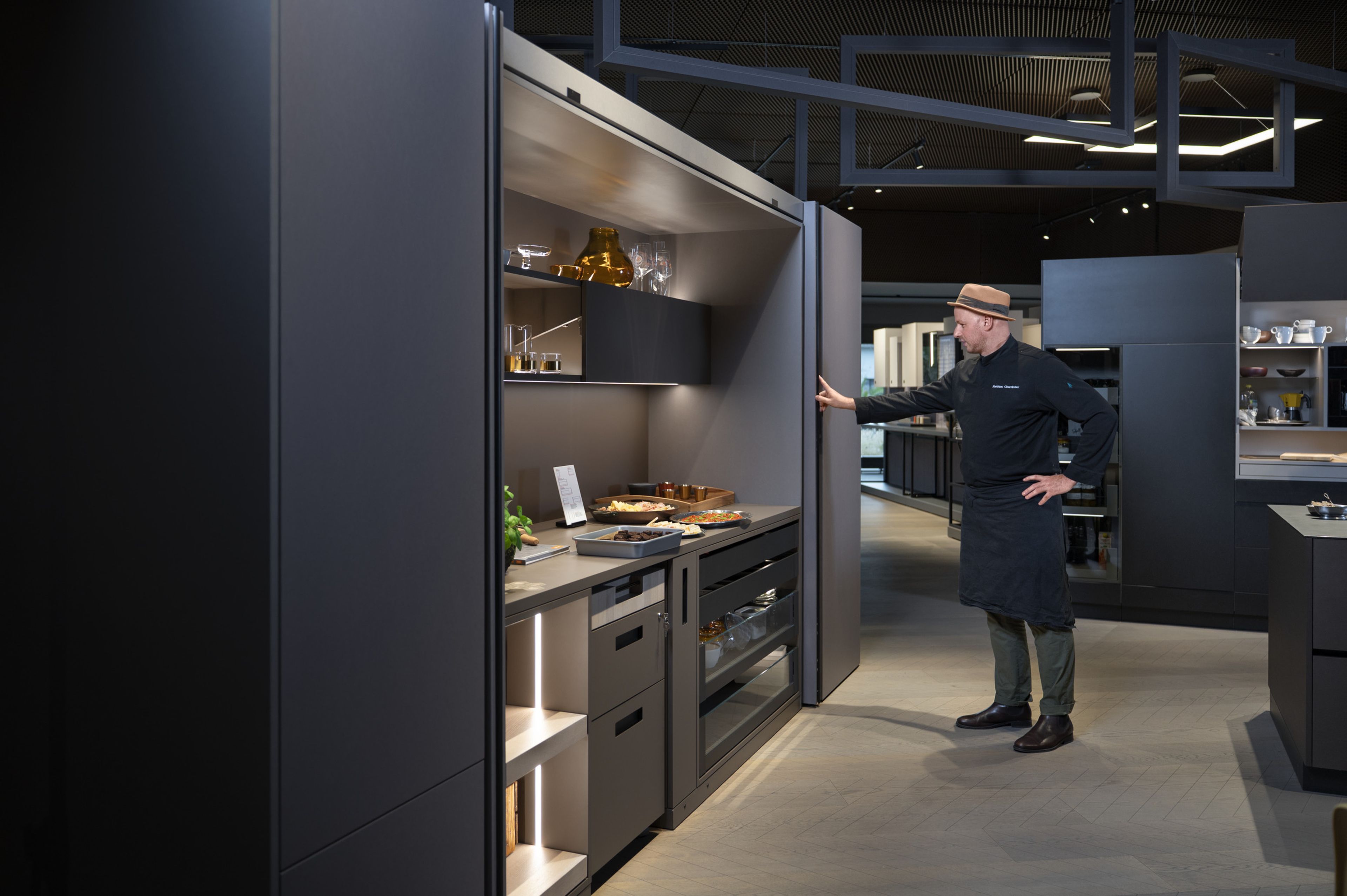 Matthieu Chambrier tippt ein geschlossenes REVEGO-Pocketsystem an