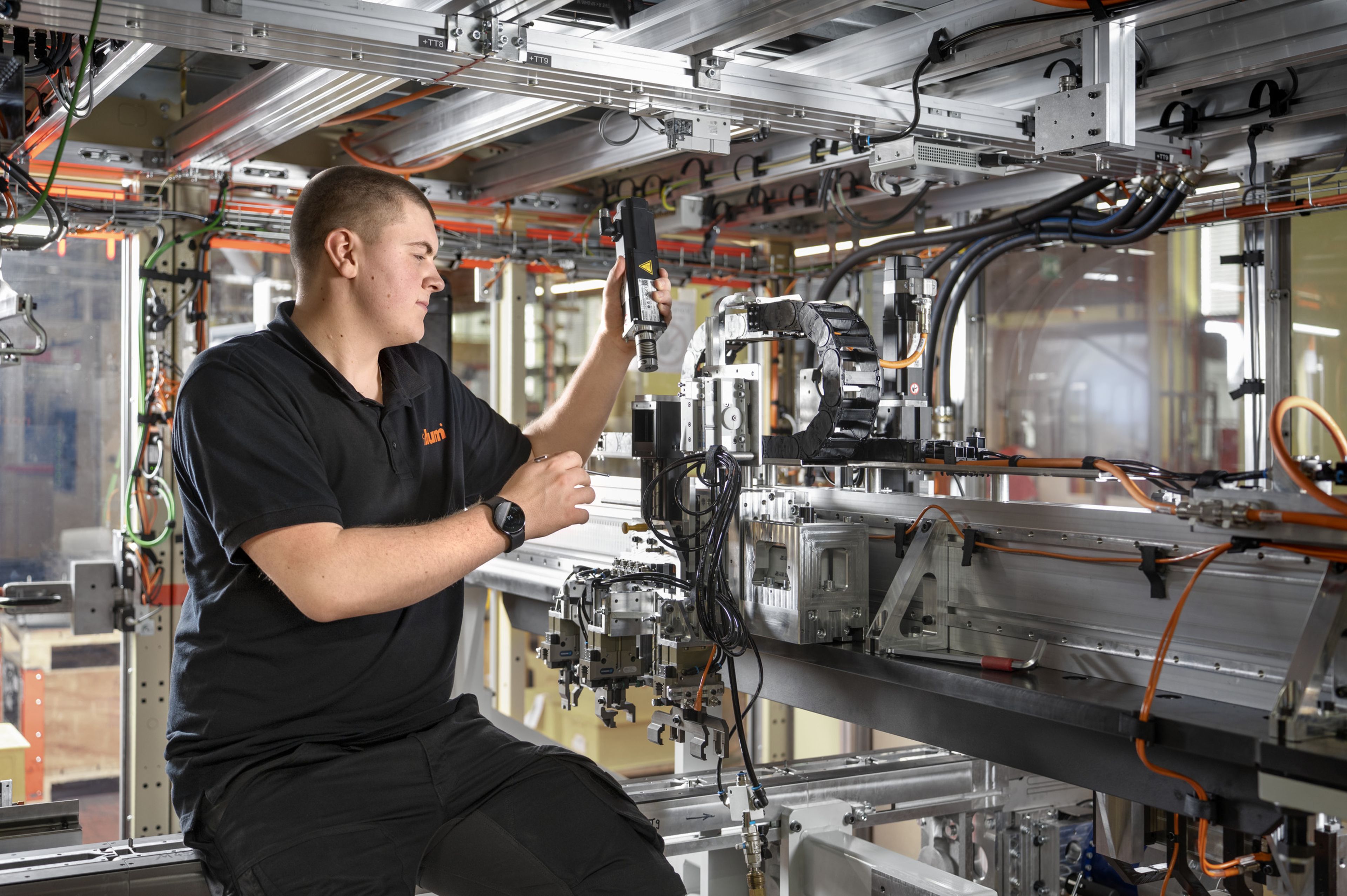 Auszubildende in der Mechatronik montieren und verschrauben einen Elektromotor innerhalb eines Montageverbunds und arbeiten dabei an mechanischen und elektrischen Komponenten einer Produktionsanlage.