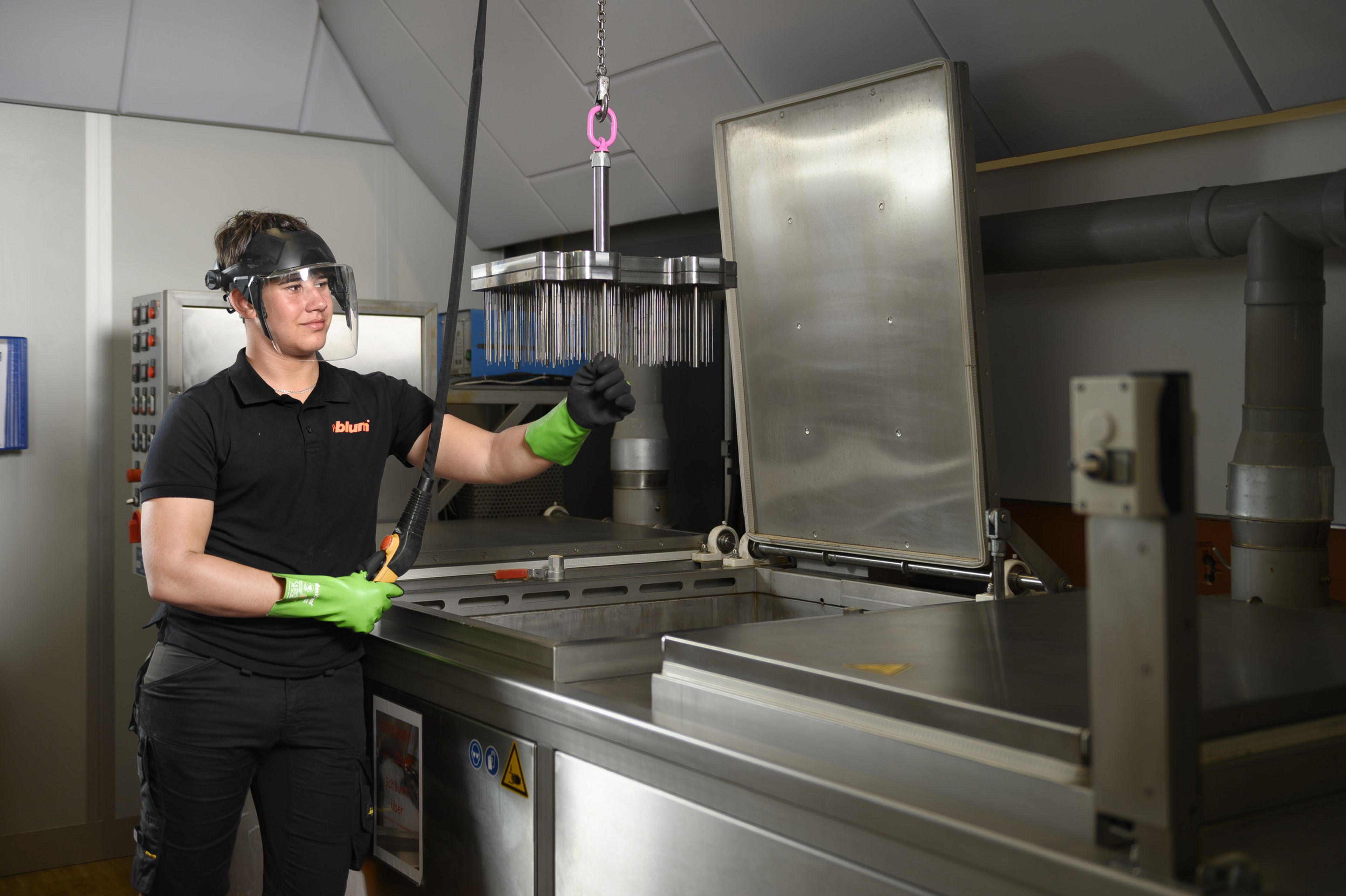 Lehrling der Werkzeugbautechnik bei Blum bedient eine Anlage zur Wartung und Instandhaltung von Werkzeugen. In der Ausbildung Werkzeugbautechnik mit Schwerpunkt Prozess- und Projektmanagement lernen angehende Fachkräfte die Herstellung, Optimierung und Instandsetzung von Stanz-, Spritzguss- und Druckgusswerkzeugen.
