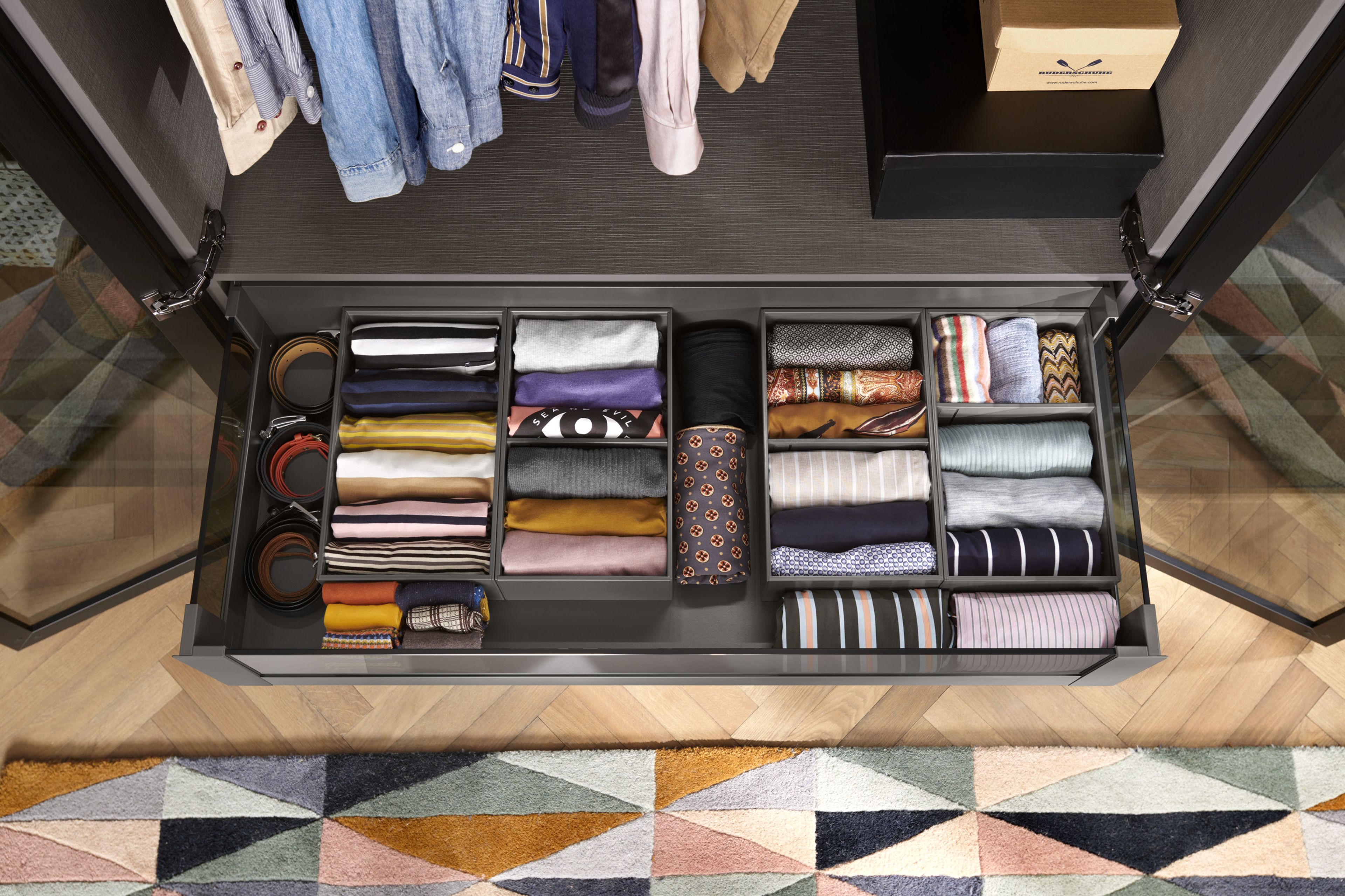 Eine geöffnete MERIVOBOX-Schublade mit AMBIA-LINE-Inneneinteilungssystem