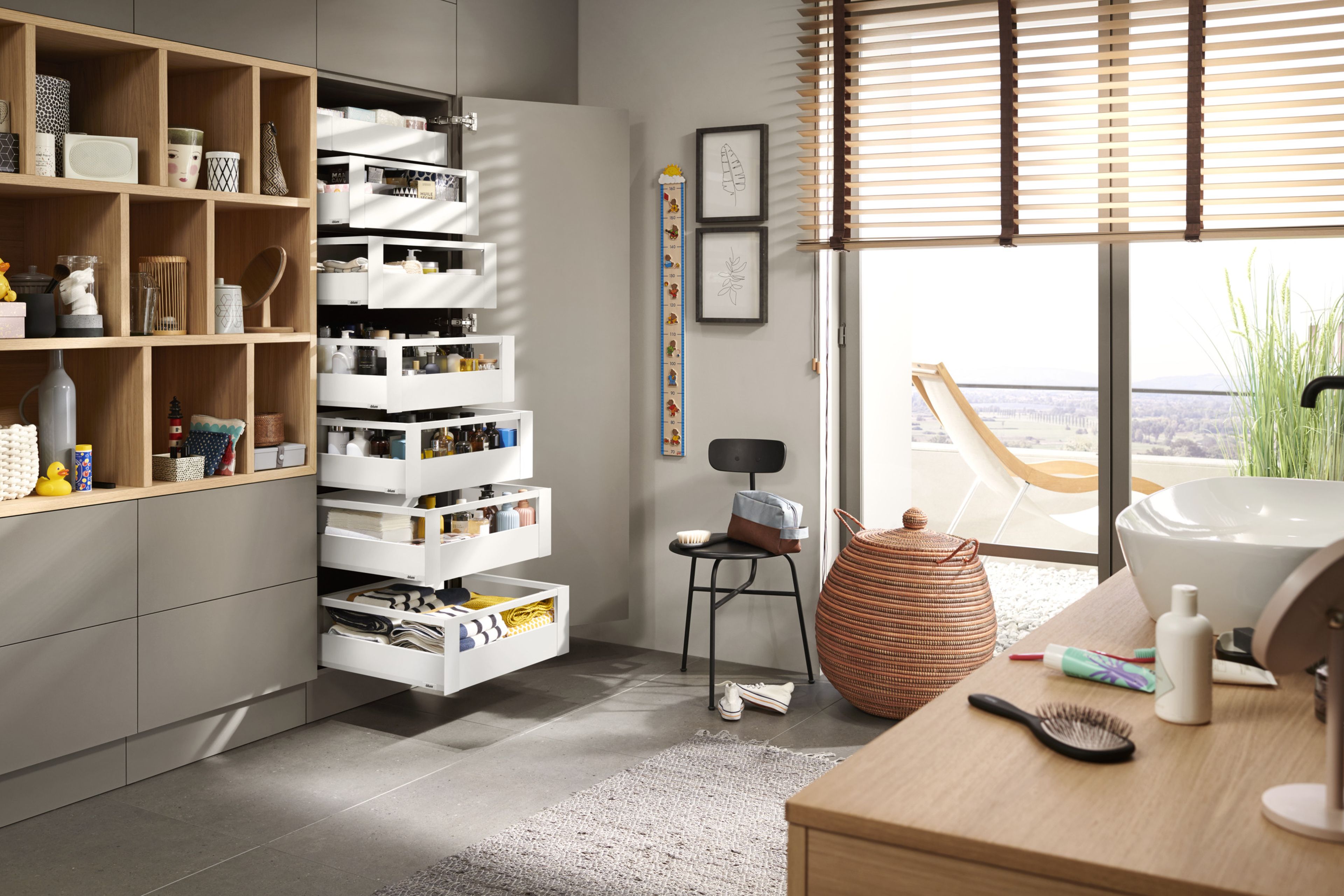 Ein Vorratsschrank SPACE TOWER im Badezimmer mit ausgezogenen MERIVOBOX-Schubladen