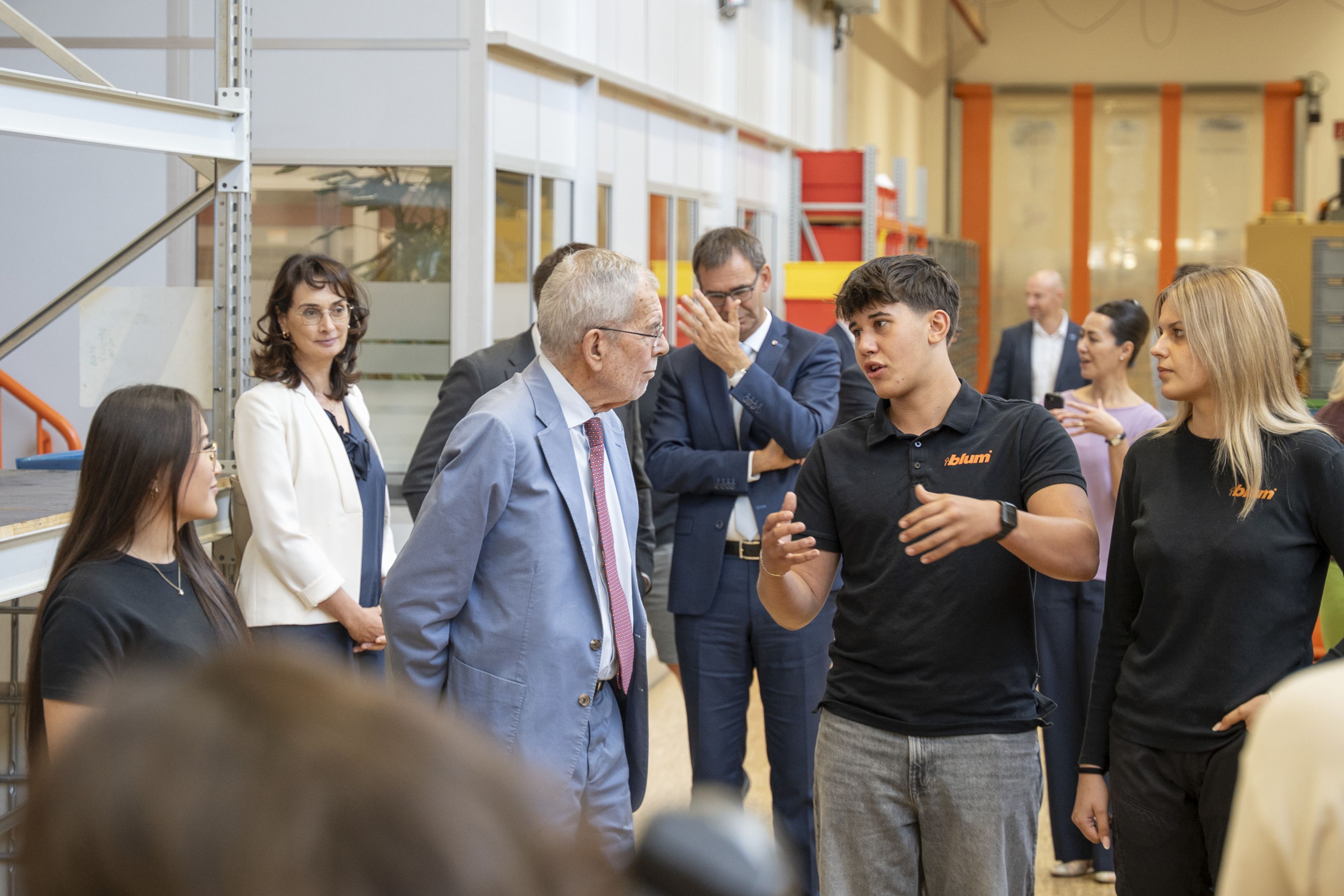 Bundespräsident Alexander Van der Bellen im Gespräch mit Auszubildenden von Blum während eines Rundgangs durch die Lehrwerkstatt im Werk 3 in Höchst. Die Ausbildung bei Blum und technische Ausbildungsberufe stehen im Mittelpunkt des Besuchs.