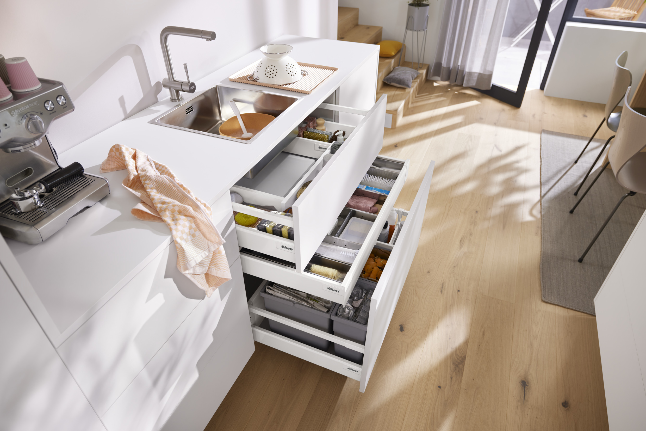 整理された食器キャビネットがついに手に入ります | Blum Inspirations
