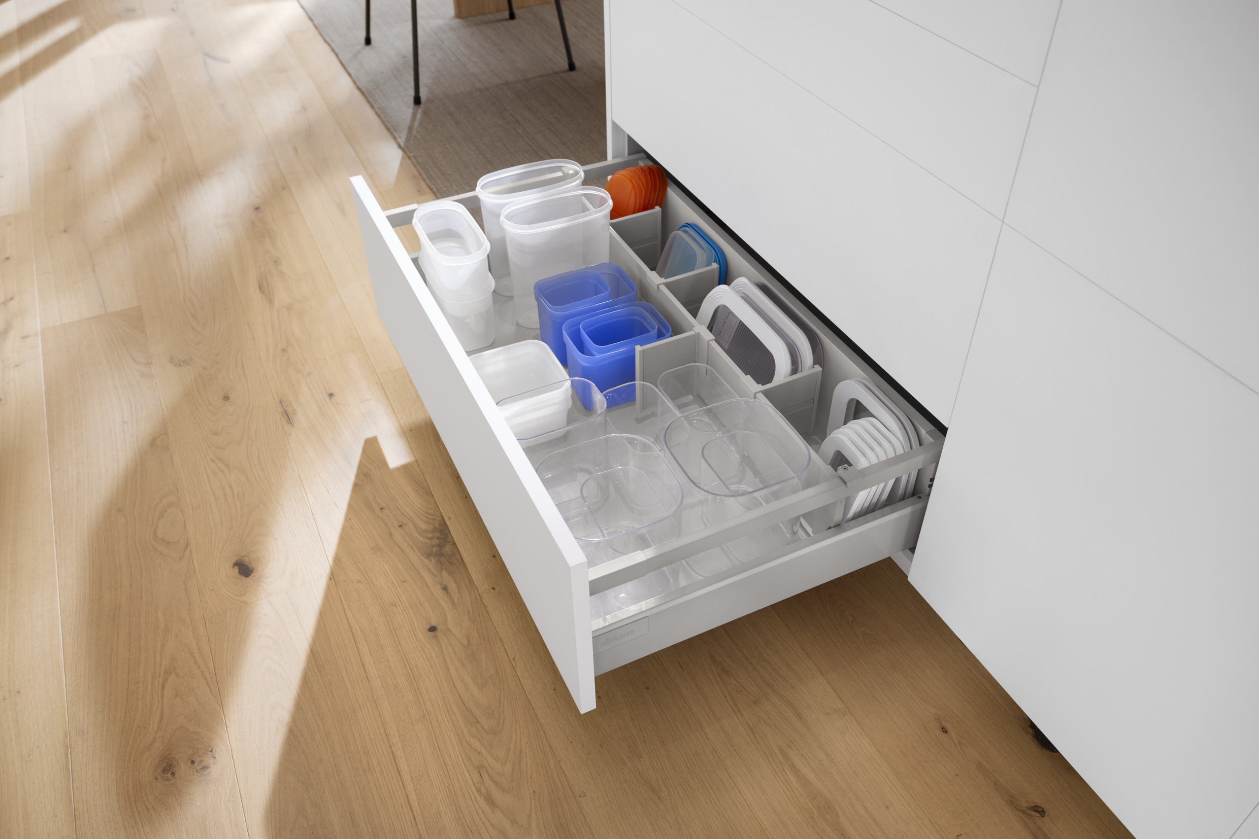 整理された食器キャビネットがついに手に入ります | Blum Inspirations