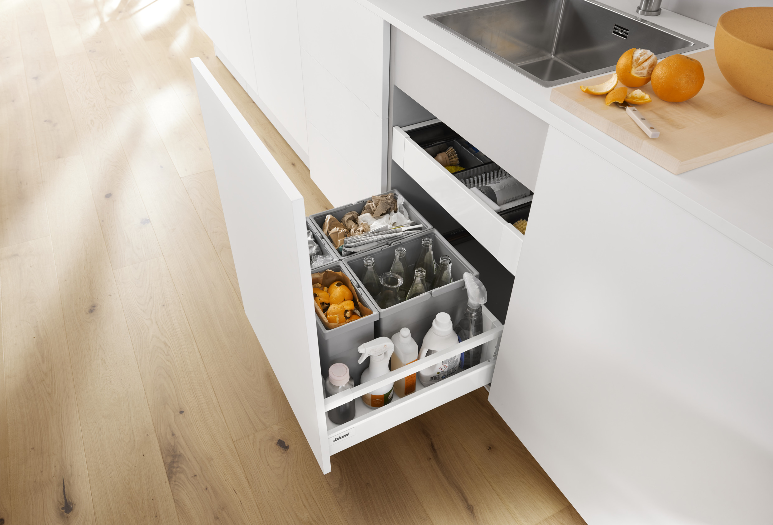 シンクキャビネットにさらに多くの収納スペース | Blum Inspirations シンクキャビネットにさらに多くの収納スペース | Blum Inspirations