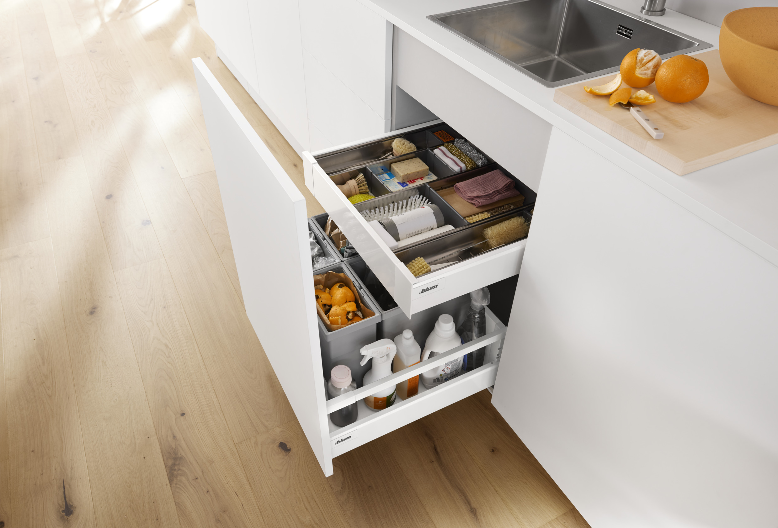 BLUM 3段引き出し システムキッチン キャビネット 収納 シンクキャビネットにさらに多くの収納スペース | Blum Inspirations