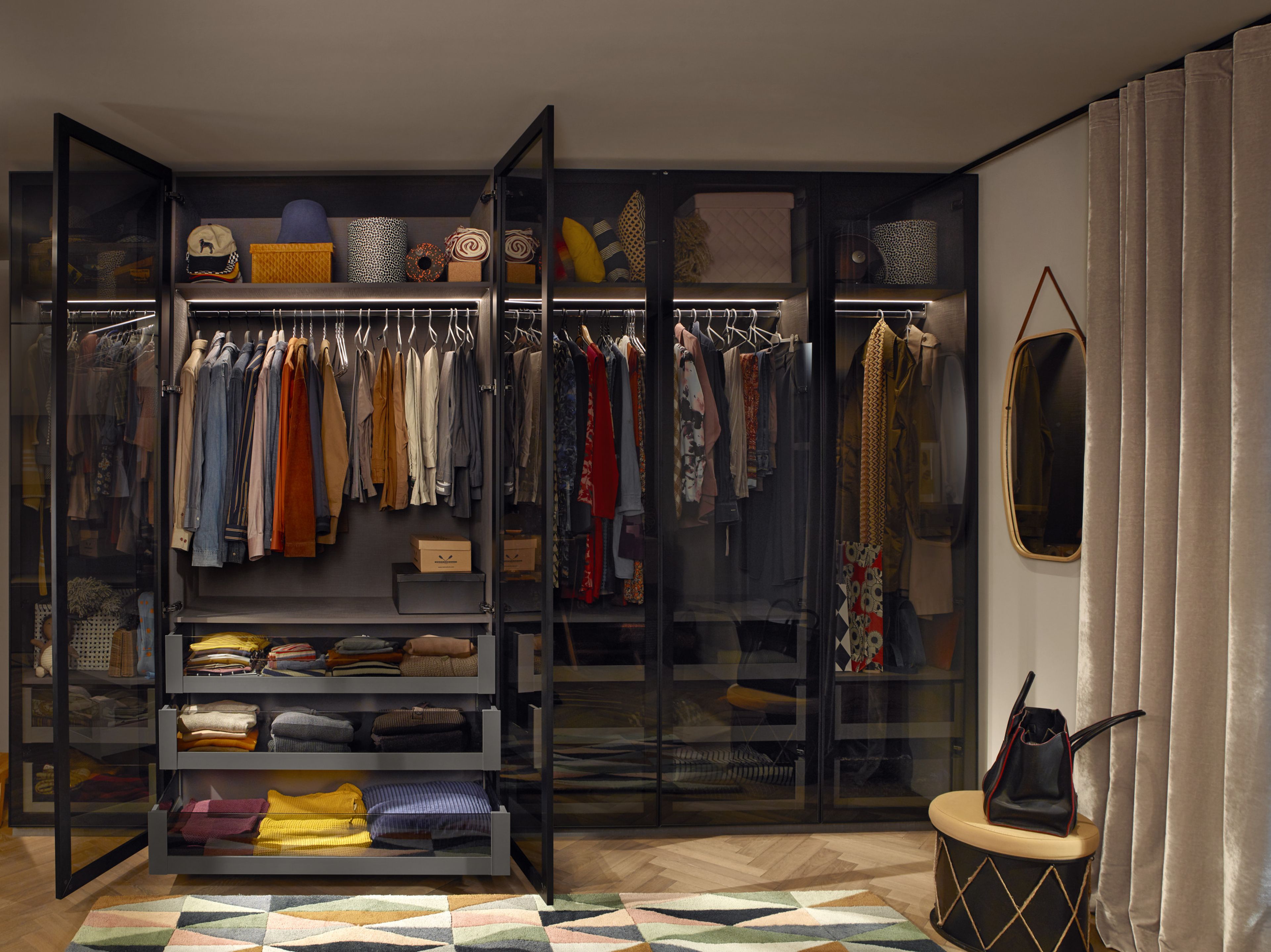 Ein großer Schrank mit Glastüren und MERIVOBOX-Schubladen