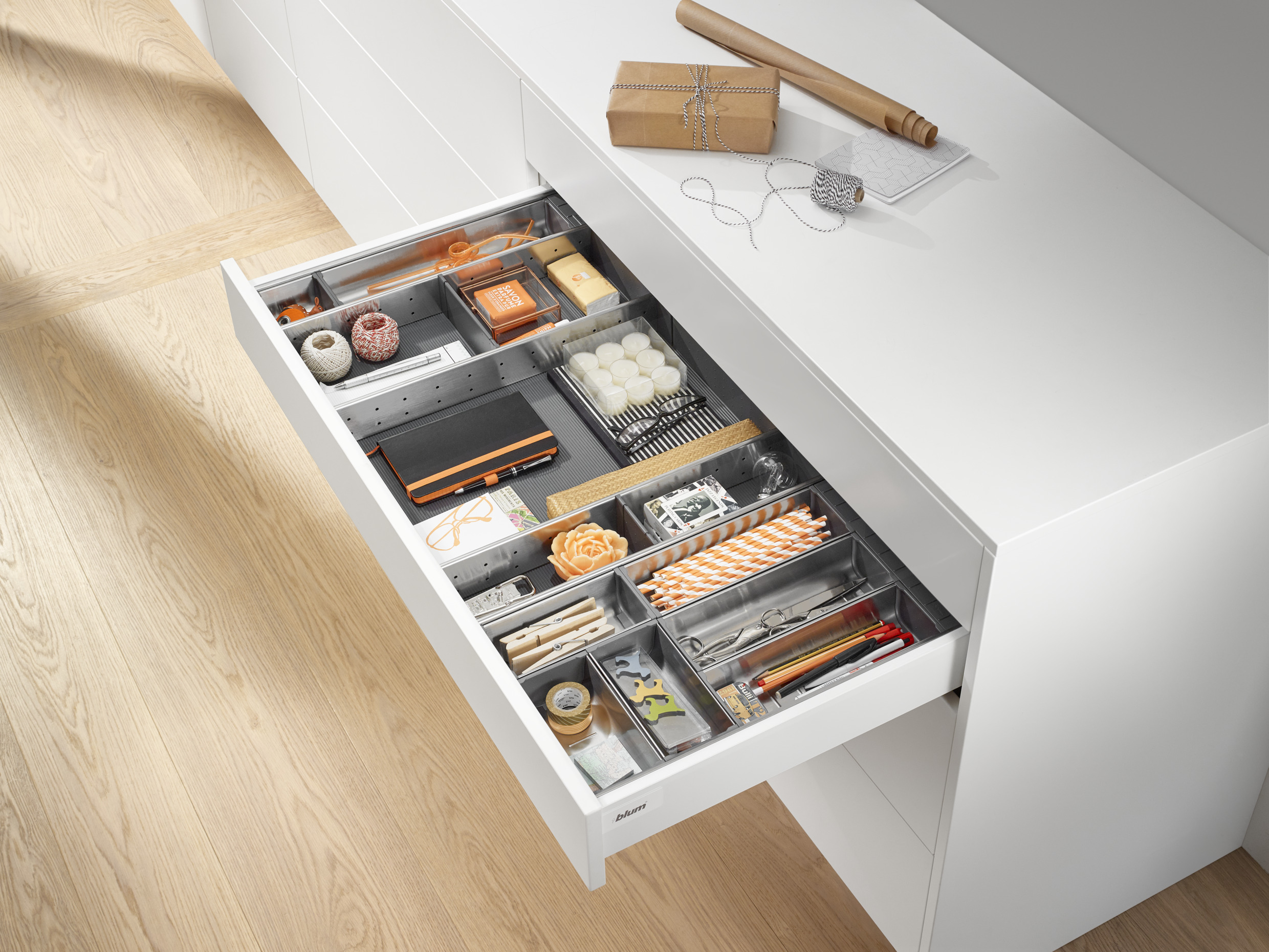 BLUM 3段引き出し システムキッチン キャビネット 収納 整理された食器キャビネットがついに手に入ります | Blum Inspirations