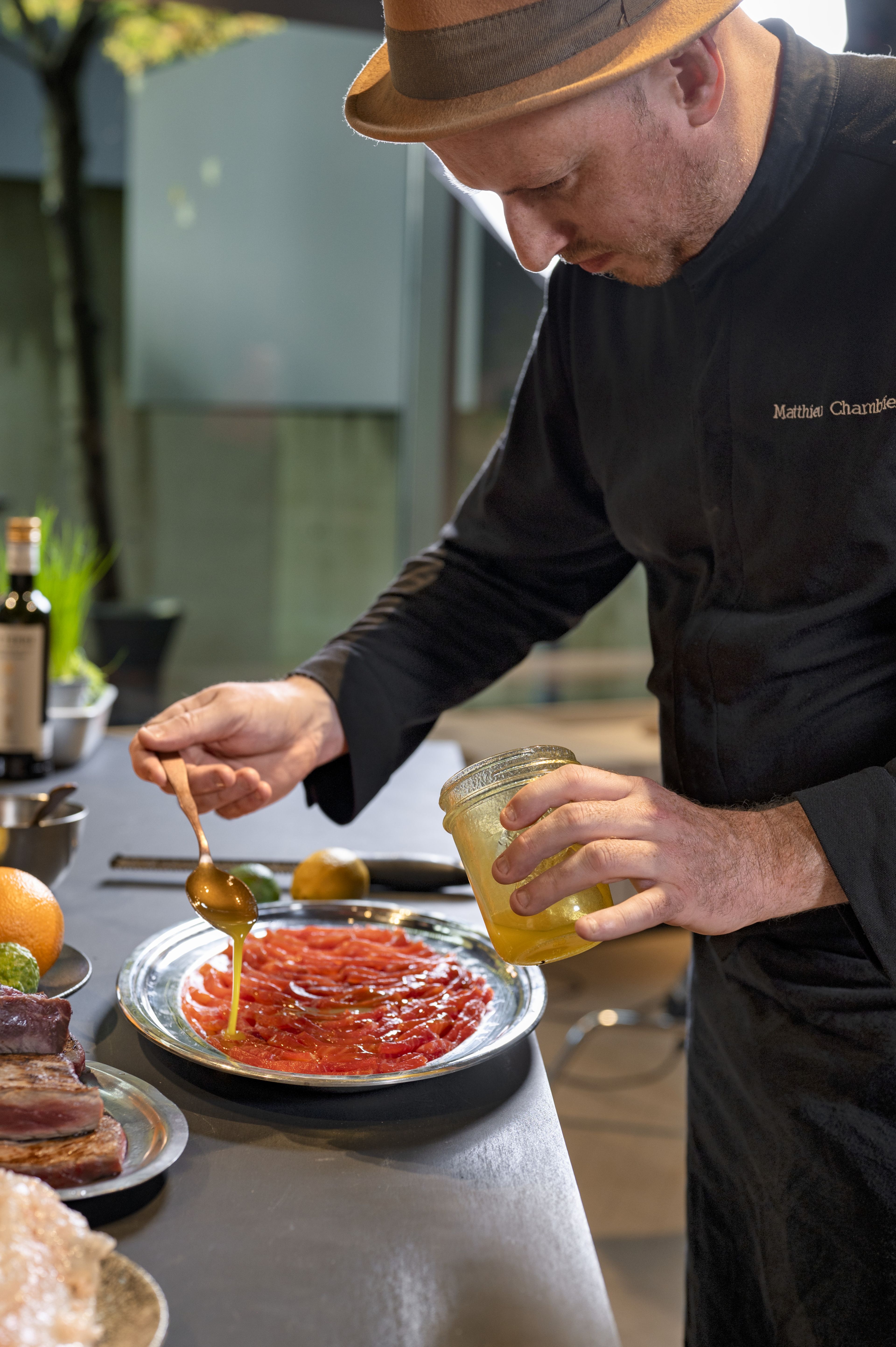 Matthieu Chambrier verfeinert ein semi-crudo de bar mit einer Zitrus-Vinaigrette