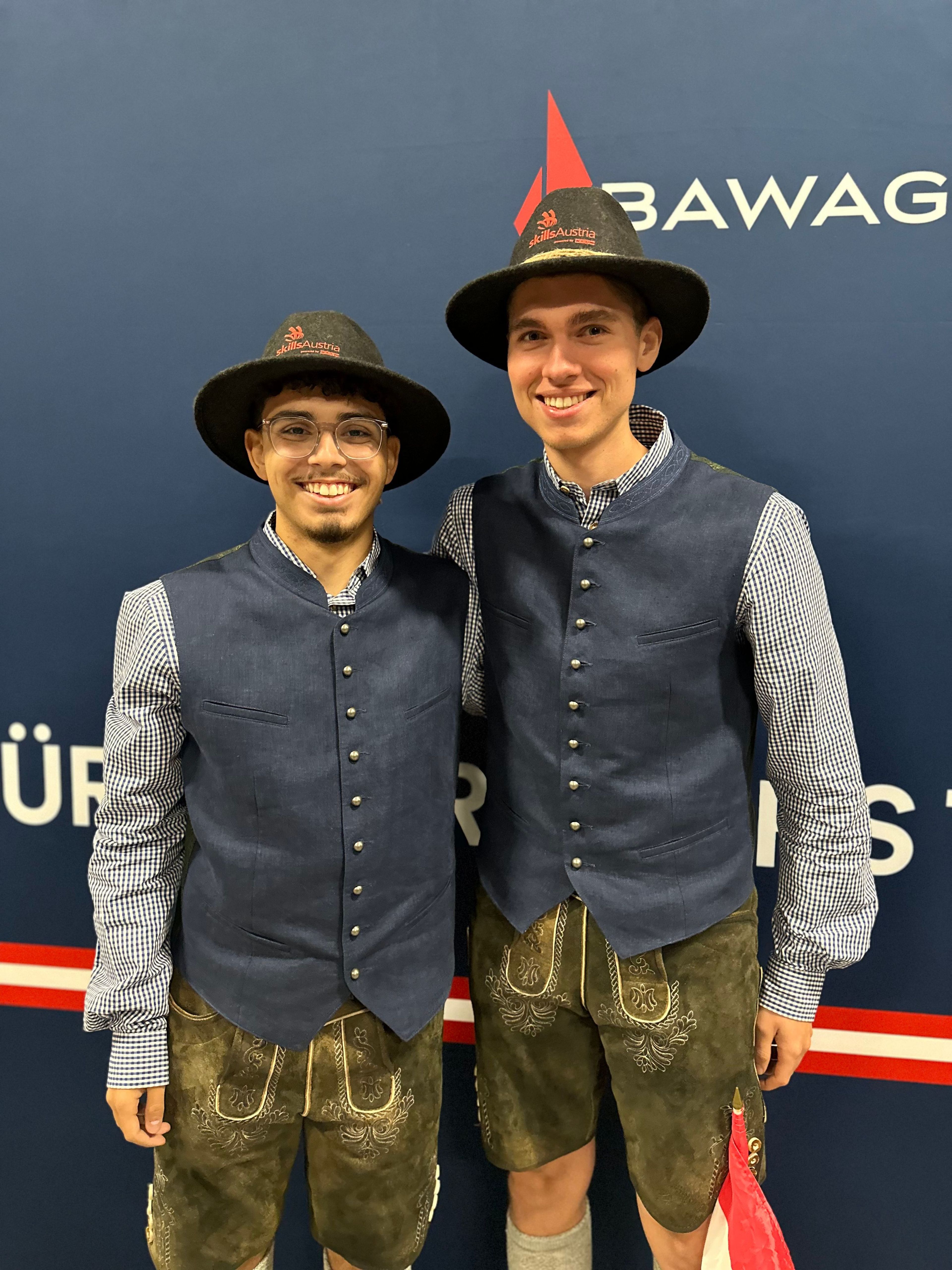 Das Bild zeigt die zwei EuroSkills Teilnehmer nach dem Wettkampf wie sie gespannt auf die Siegerehrung in Herning warten. 
