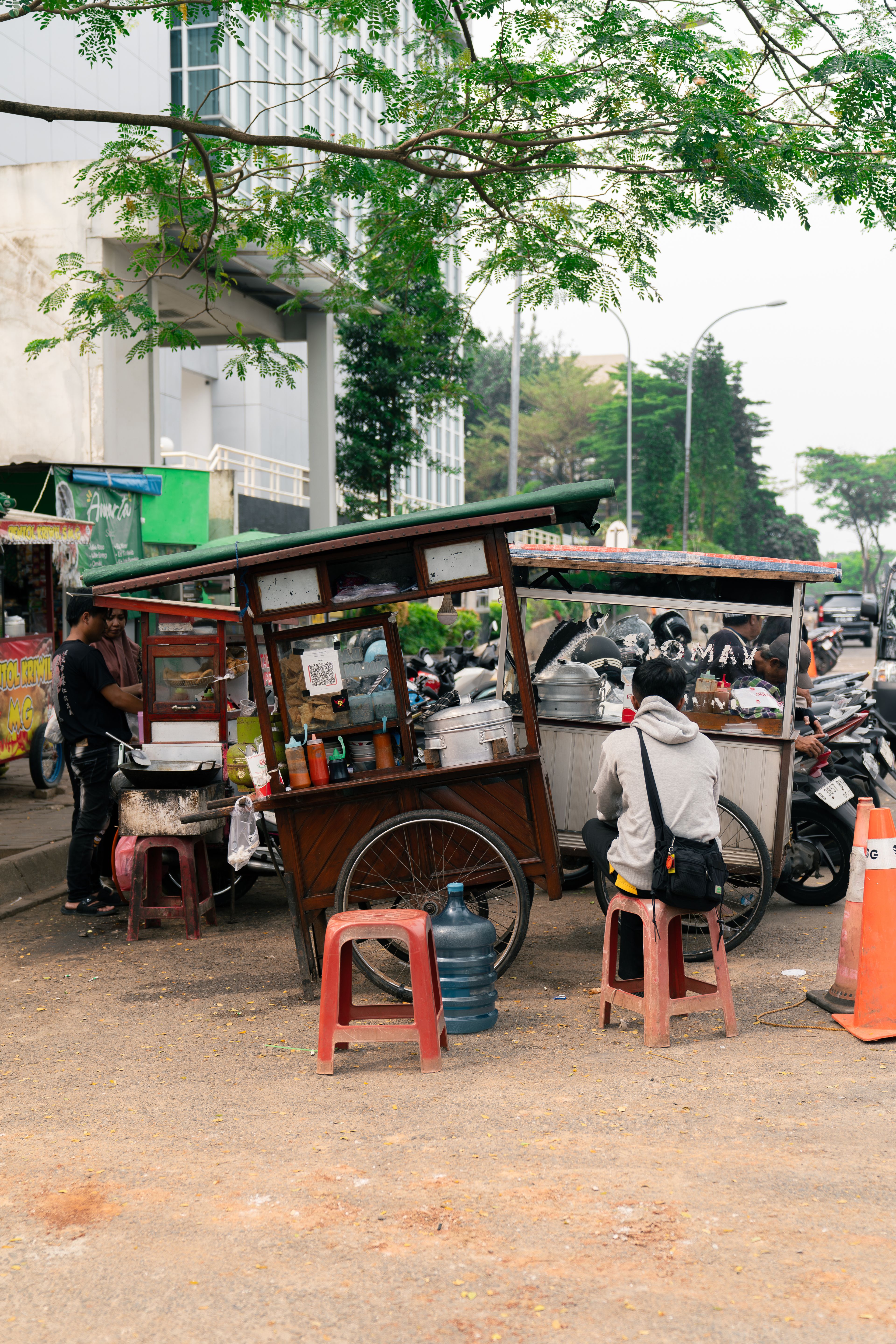 Gerobak jalanan yang menjadi bagian dari keseharian kota.