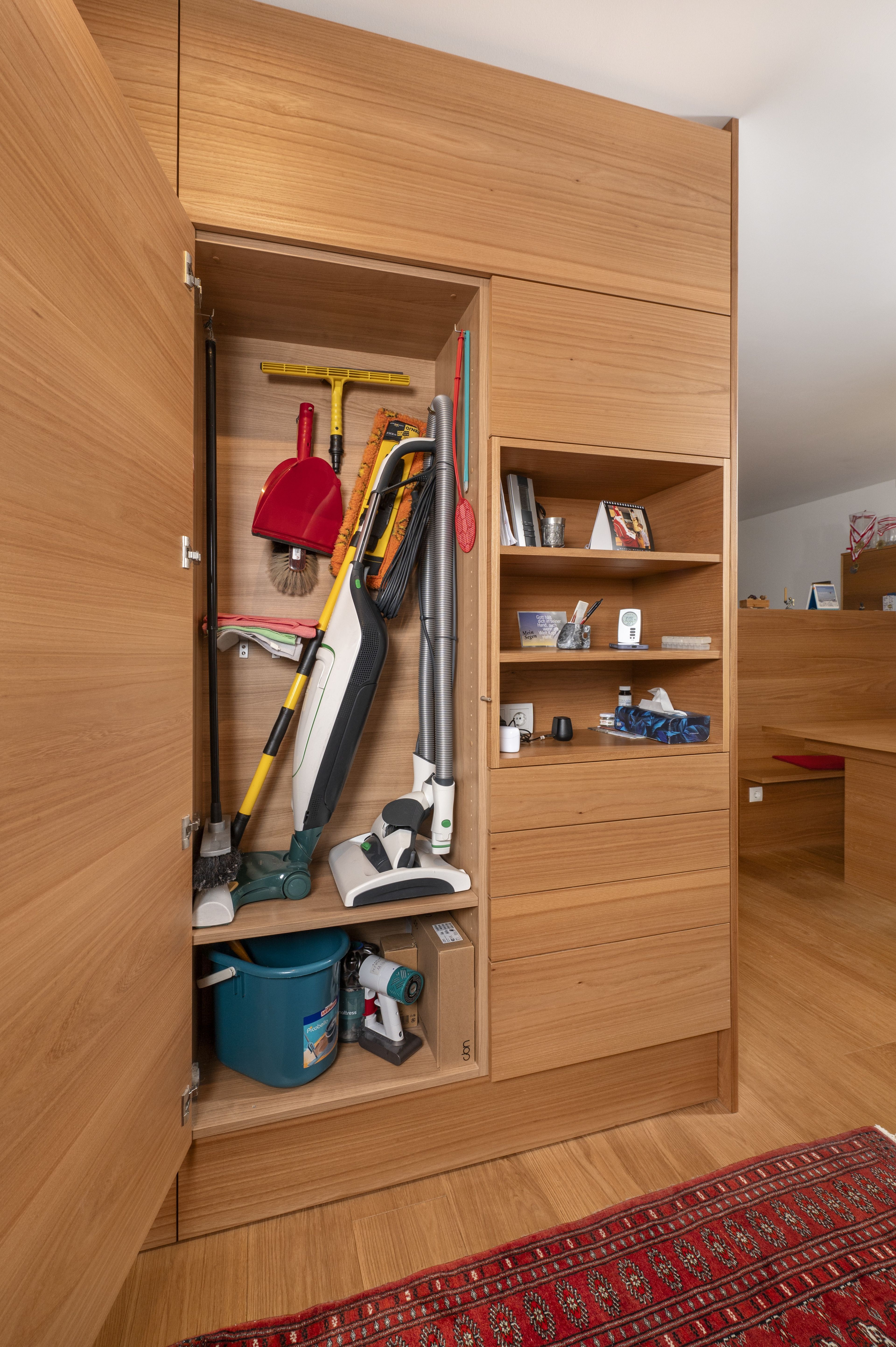 Ein Schrank für Besen, Staubsauger und weitere Putzutensilien