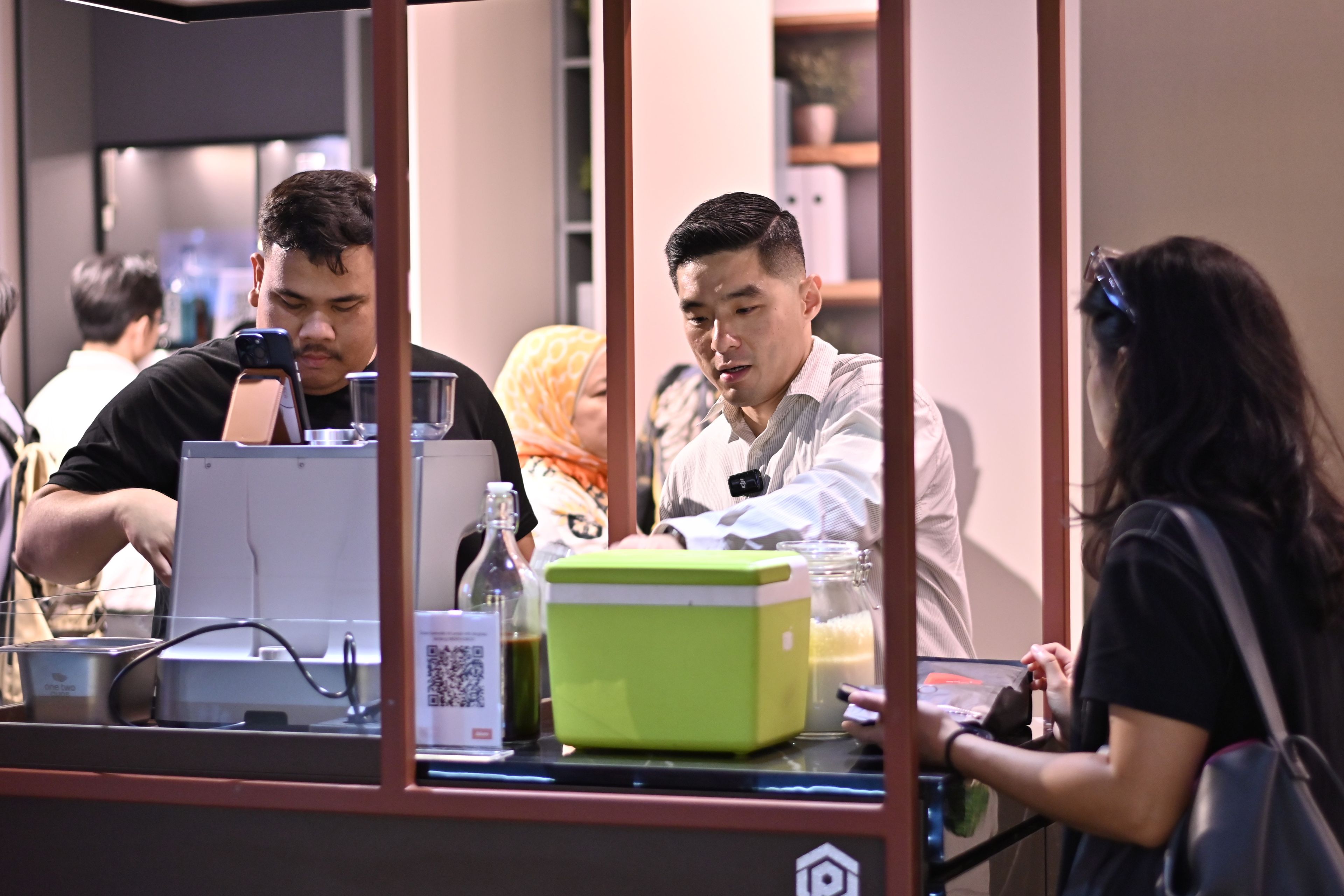 Martin Praja menyajikan kopi pada pelanggan.