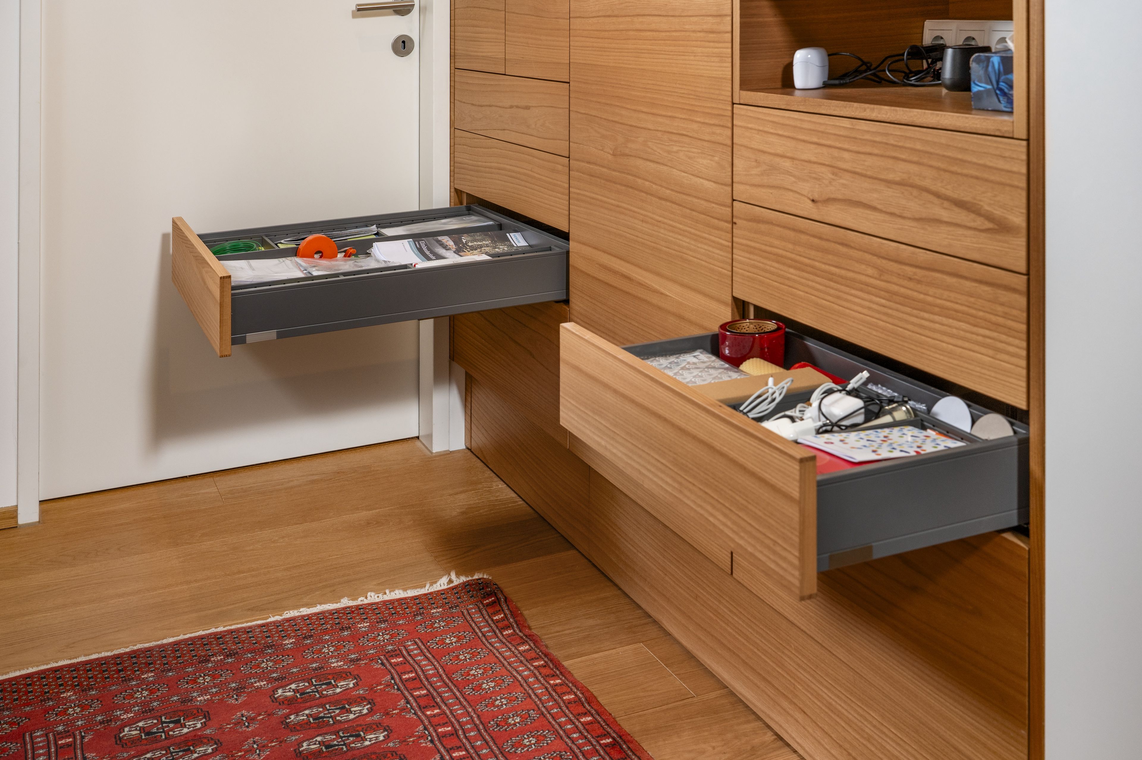 Ein Schrank, der über unterschiedliche lange Schubladen verfügt