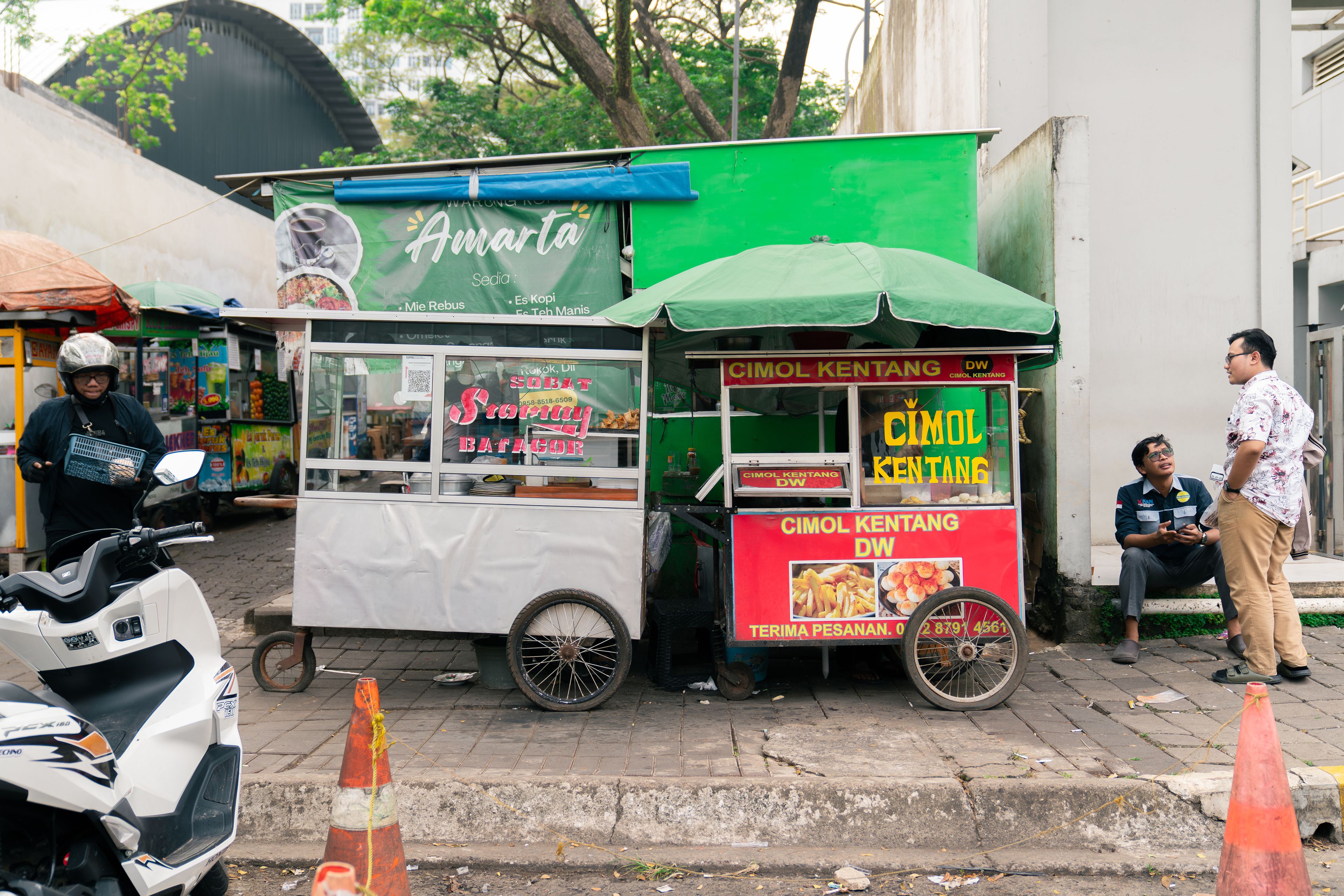 Gerobak jalanan yang tumbuh bersama komunitas lokal.