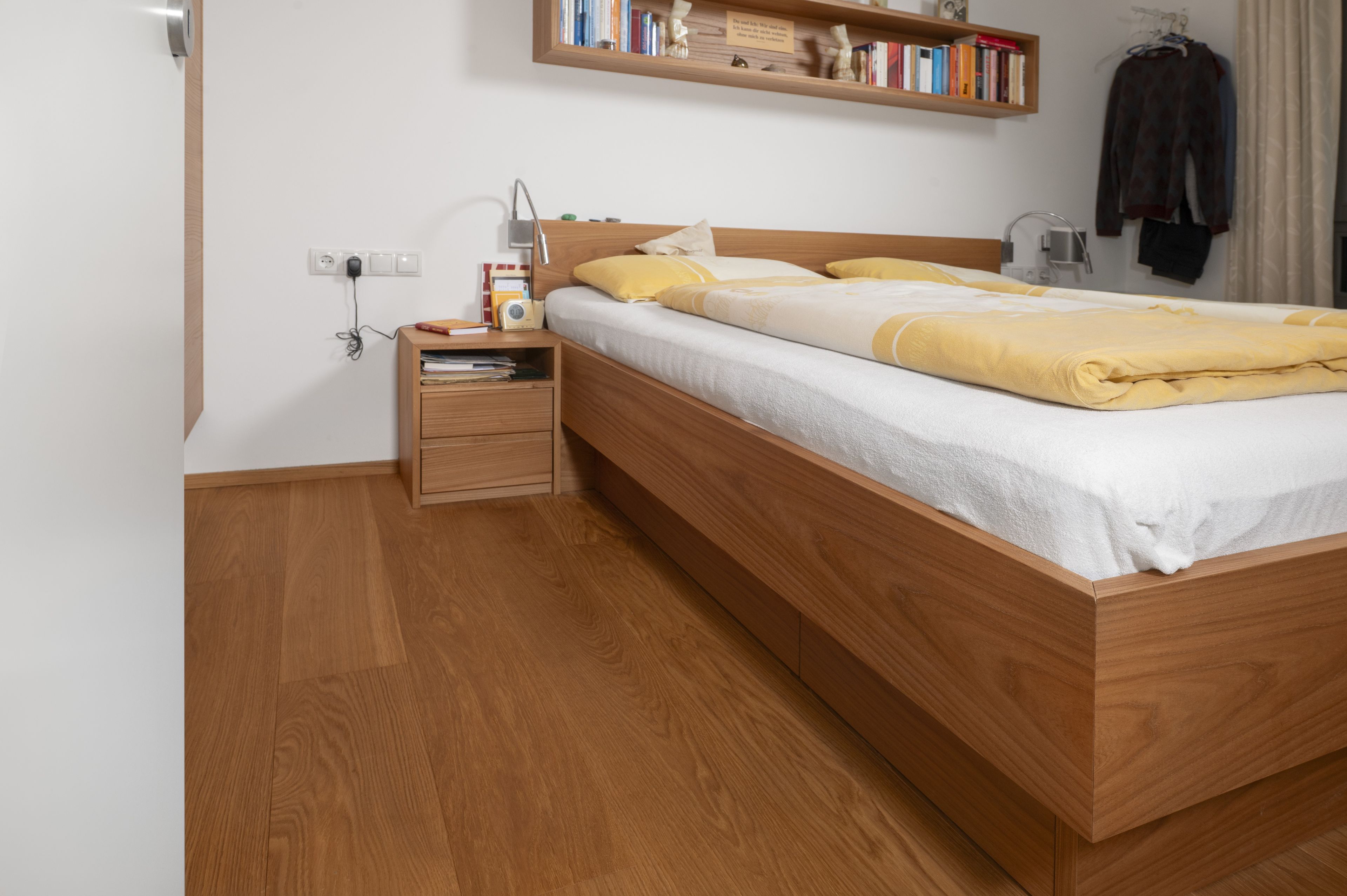 Ein Bett in einem Schlafzimmer