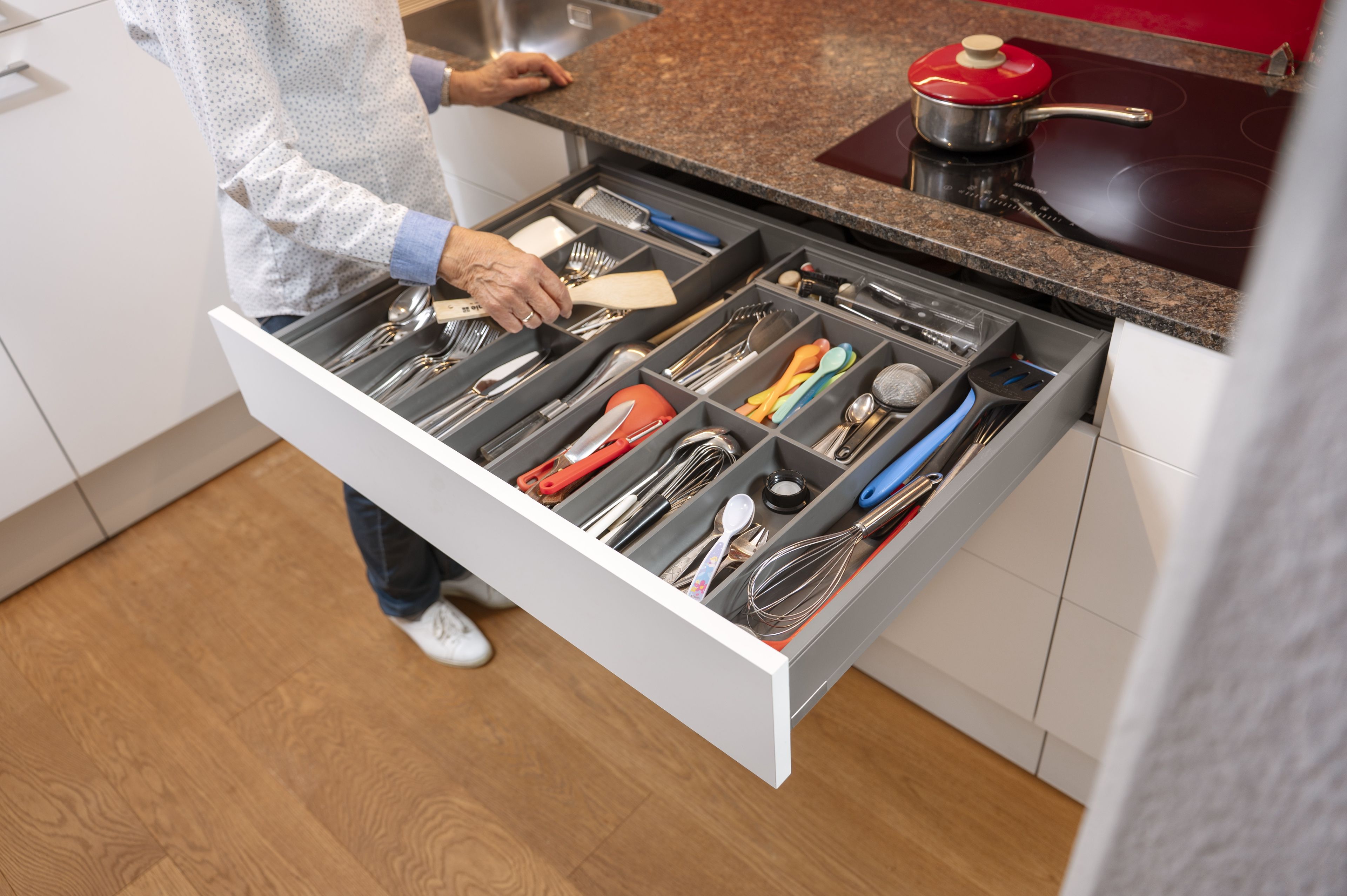 Eine Schublade mit Inneneinteilungssystem AMBIA-LINE