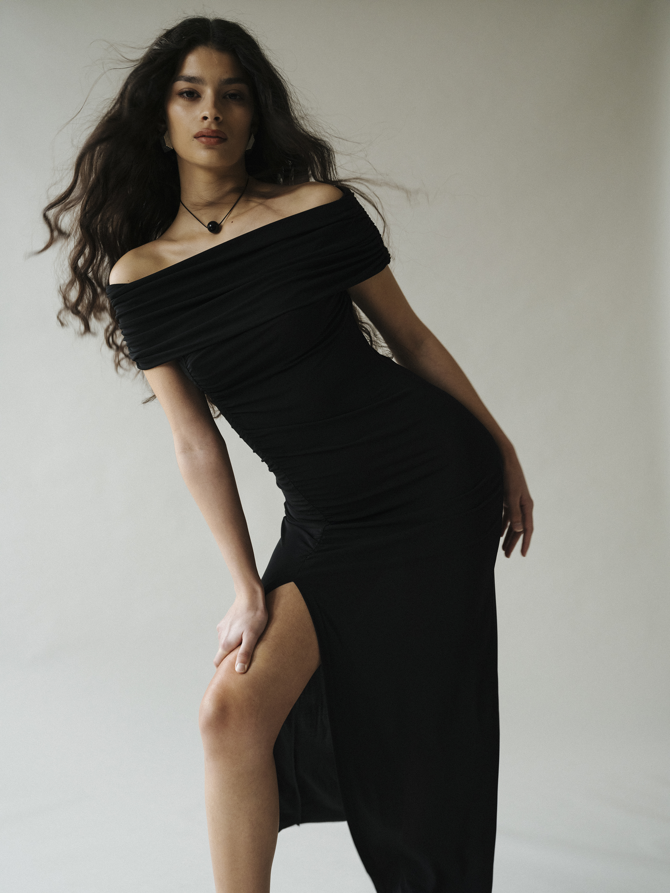 AMERI UND VELOUR OFF SHOULDER DRESS 黒 23SSRAL03TV115_999_3_d79156ca-