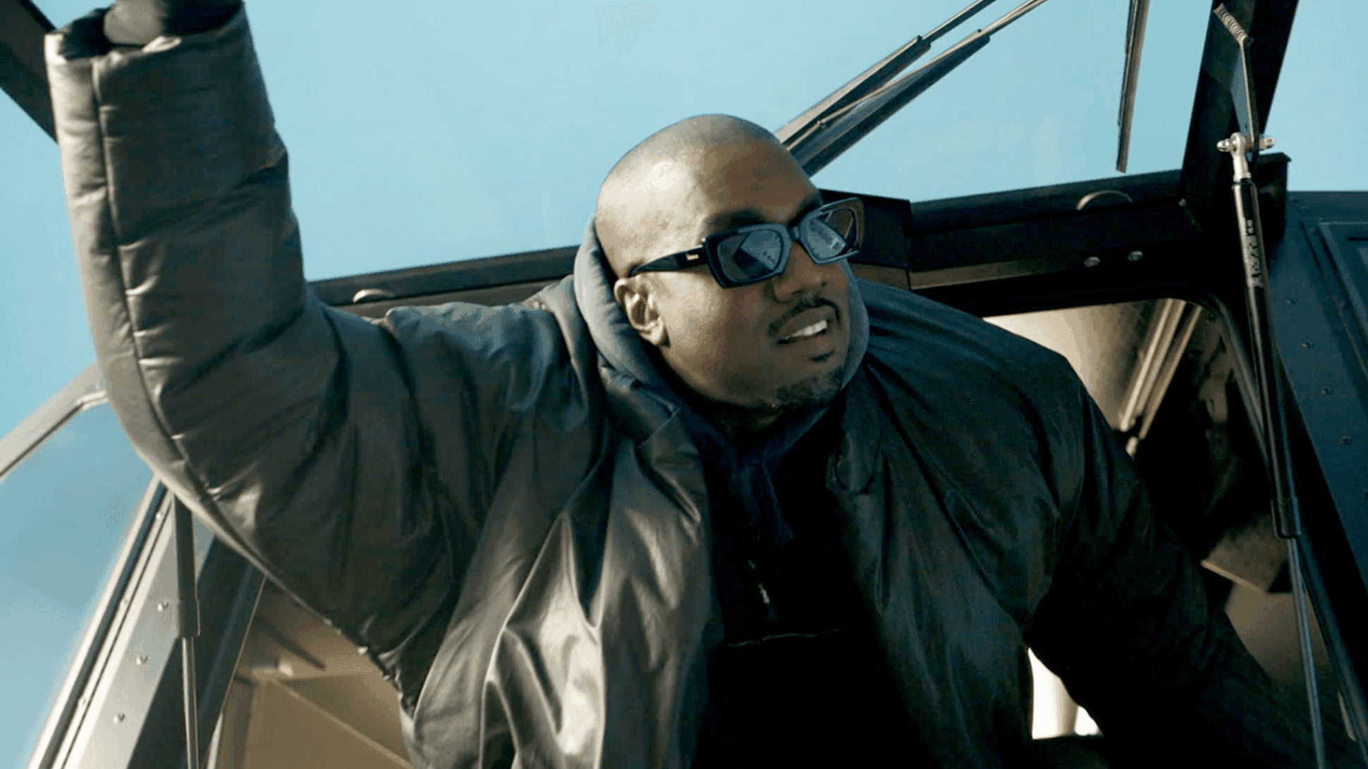 wethenew-yeezy-boutique-voiture-ouverture