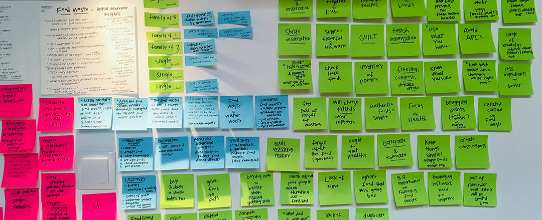 Wall covered with Post-it notes during a design thinking workshop, illustrating ideation, brainstorming, collaborative innovation and user-centered design.