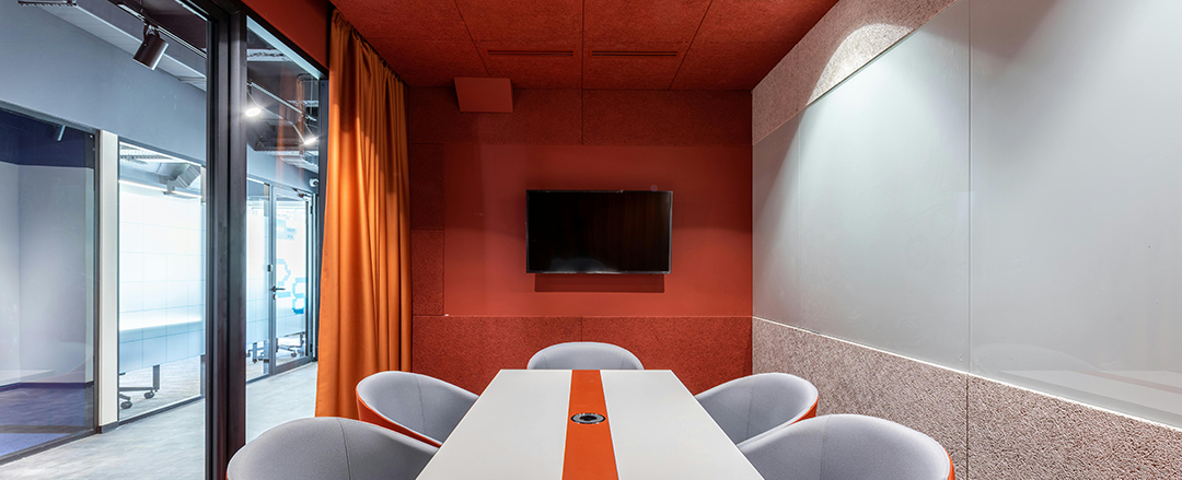 Modern Meeting Room for Rent – Fully Equipped Corporate Space Modern small meeting room with central table, wall-mounted screen and acoustic design, ideal for corporate meetings, client presentations and professional video conferences.