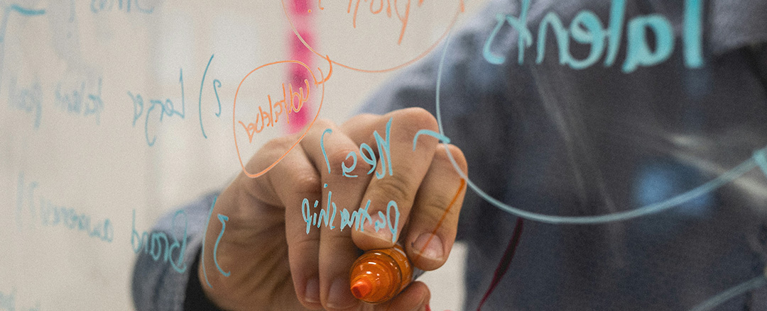 Hybrid brainstorming Creative brainstorming session illustrating innovation in hybrid teams