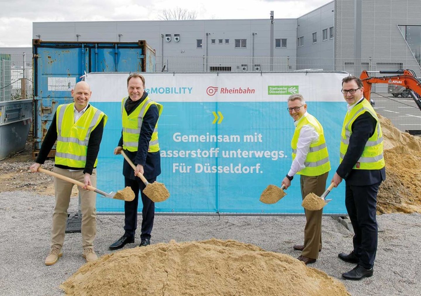 Frank Fronzke (COO und Co-Geschäftsführer H2 Mobility), Dr. Stephan Keller (Oberbürgermeister der Stadt Düsseldorf), Michael Richarz (Vorstand Rheinbahn) und Julien Mounier (Vorstand SWD) beim Spatenstich.