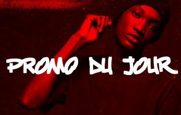 Person in a beanie posing against a red background with the text "PROMO DU JOUR" in bold white letters.